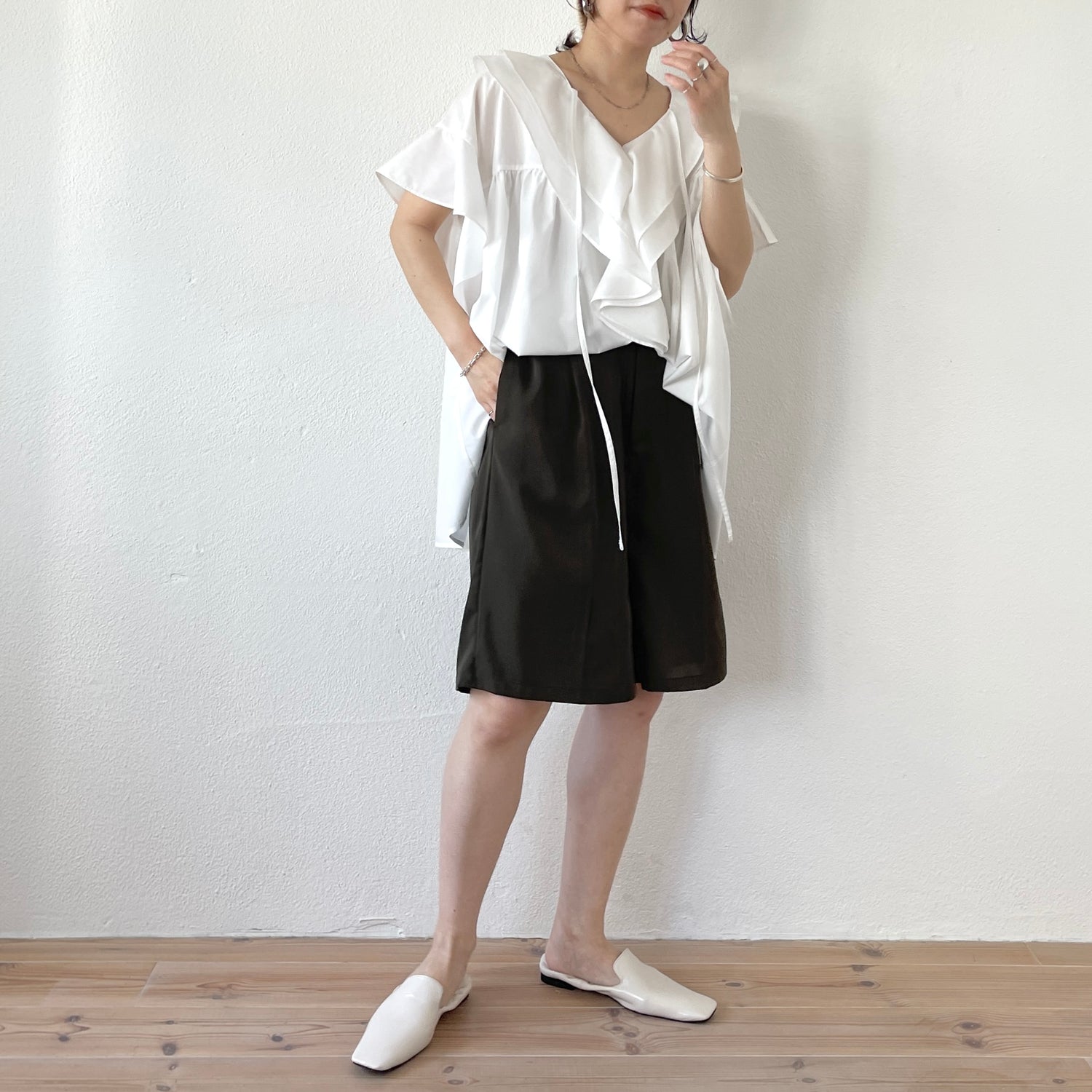 satin like half pants / khaki