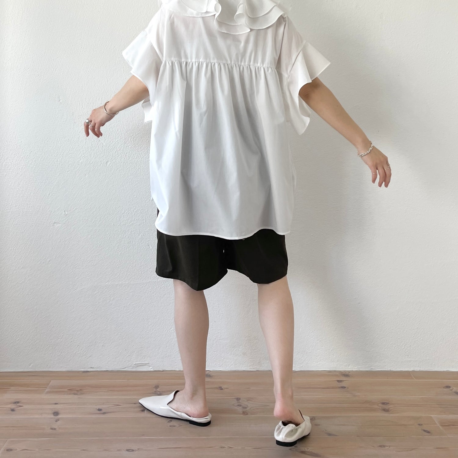 satin like half pants / khaki