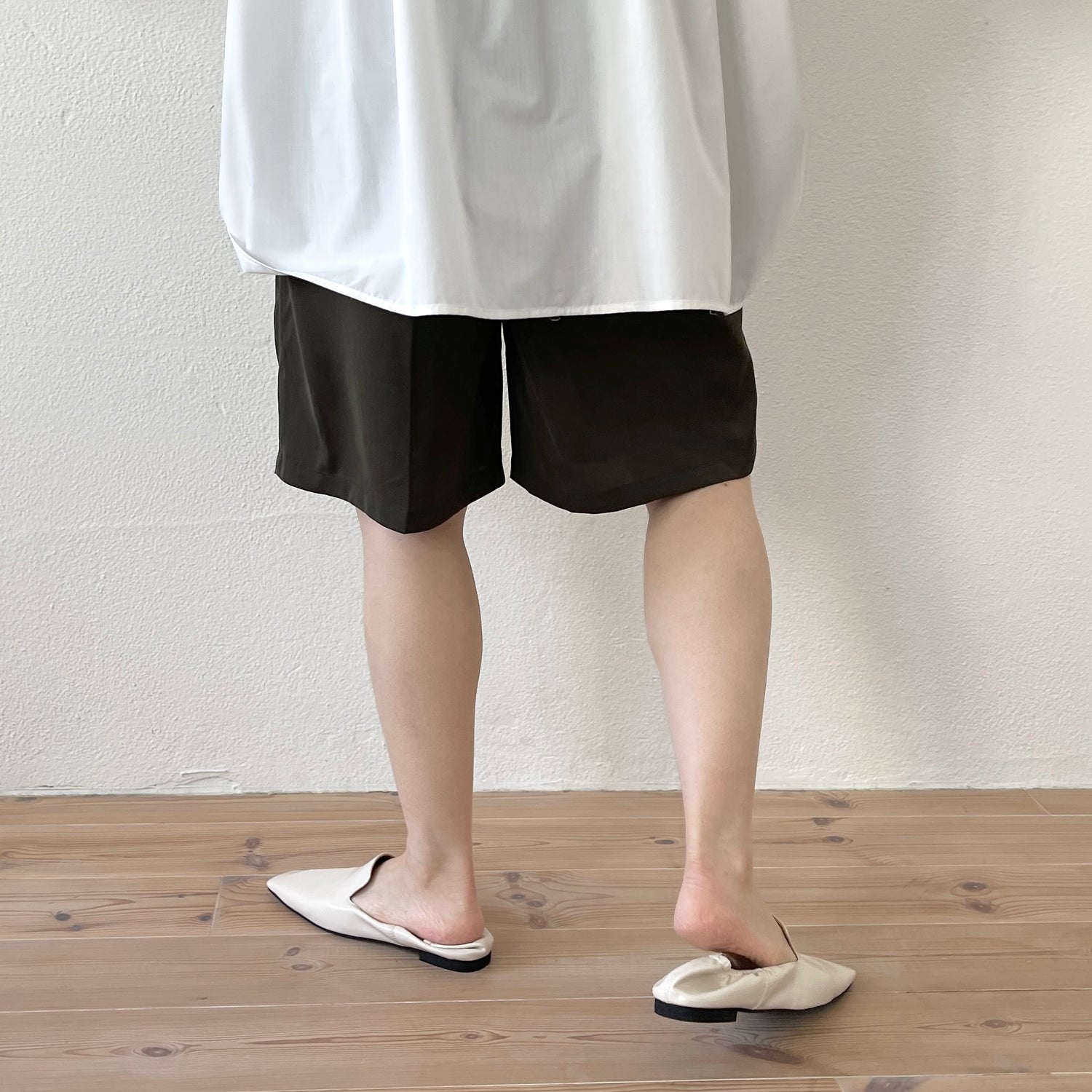satin like half pants / khaki