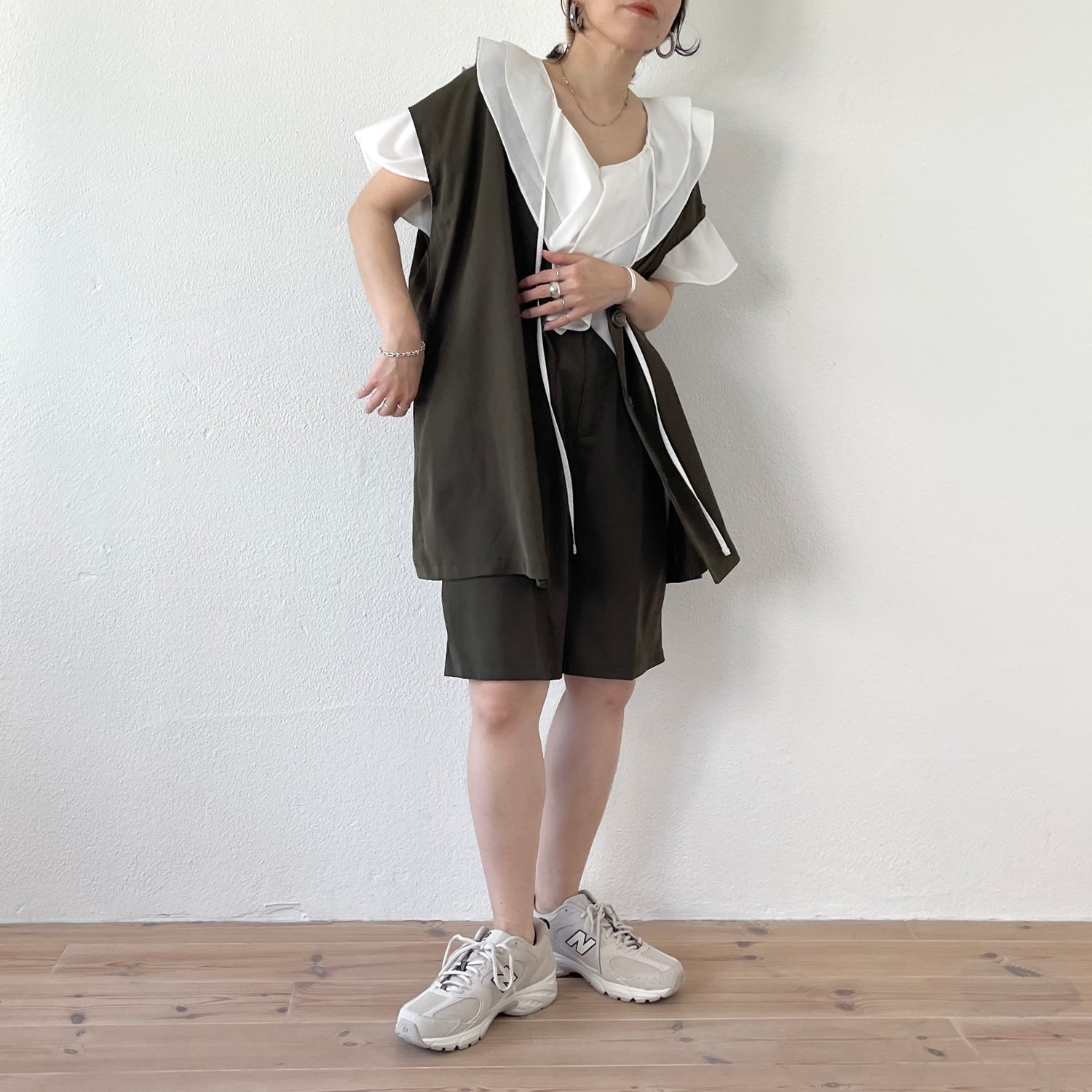 satin like half pants / khaki