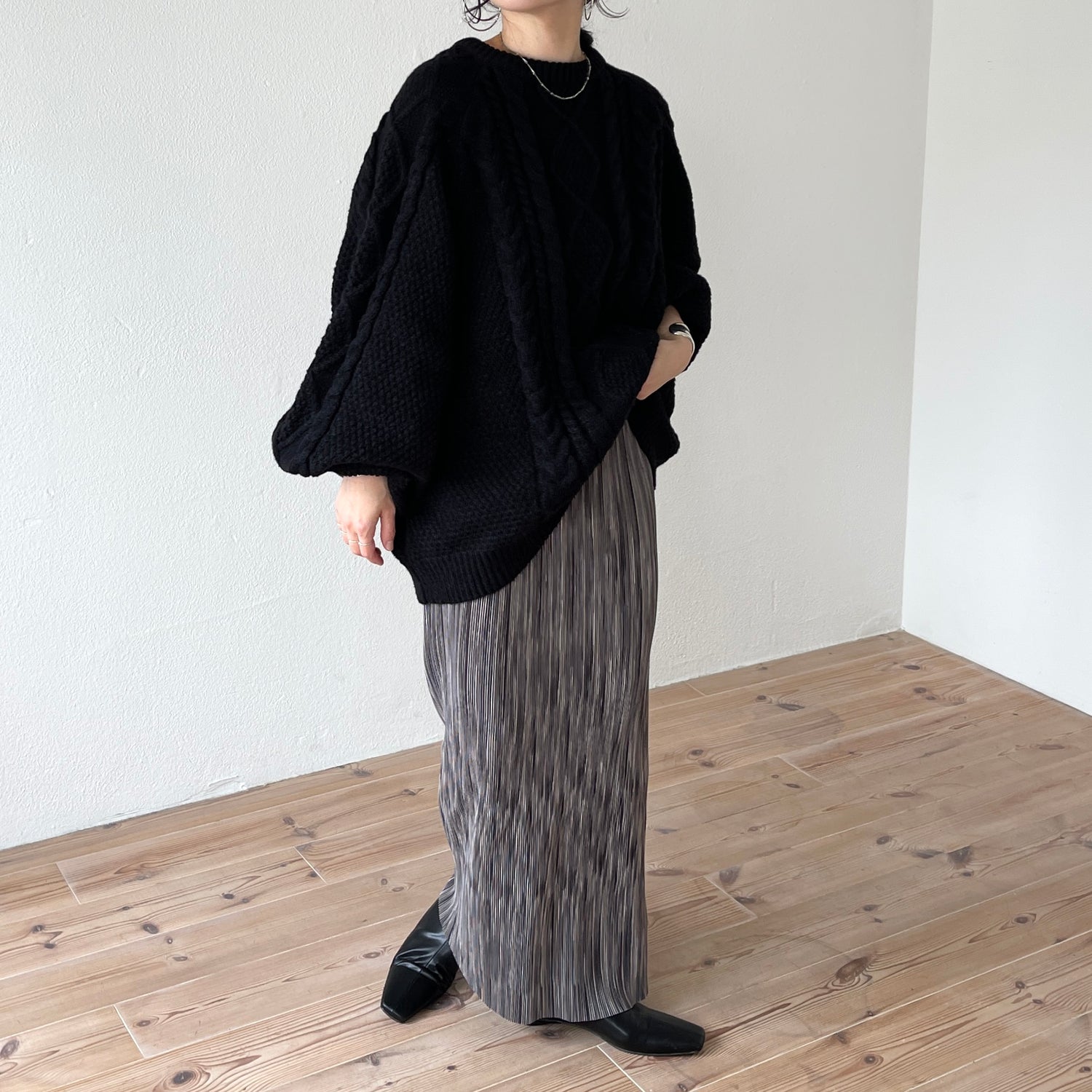 volume sleeve cable knit / black