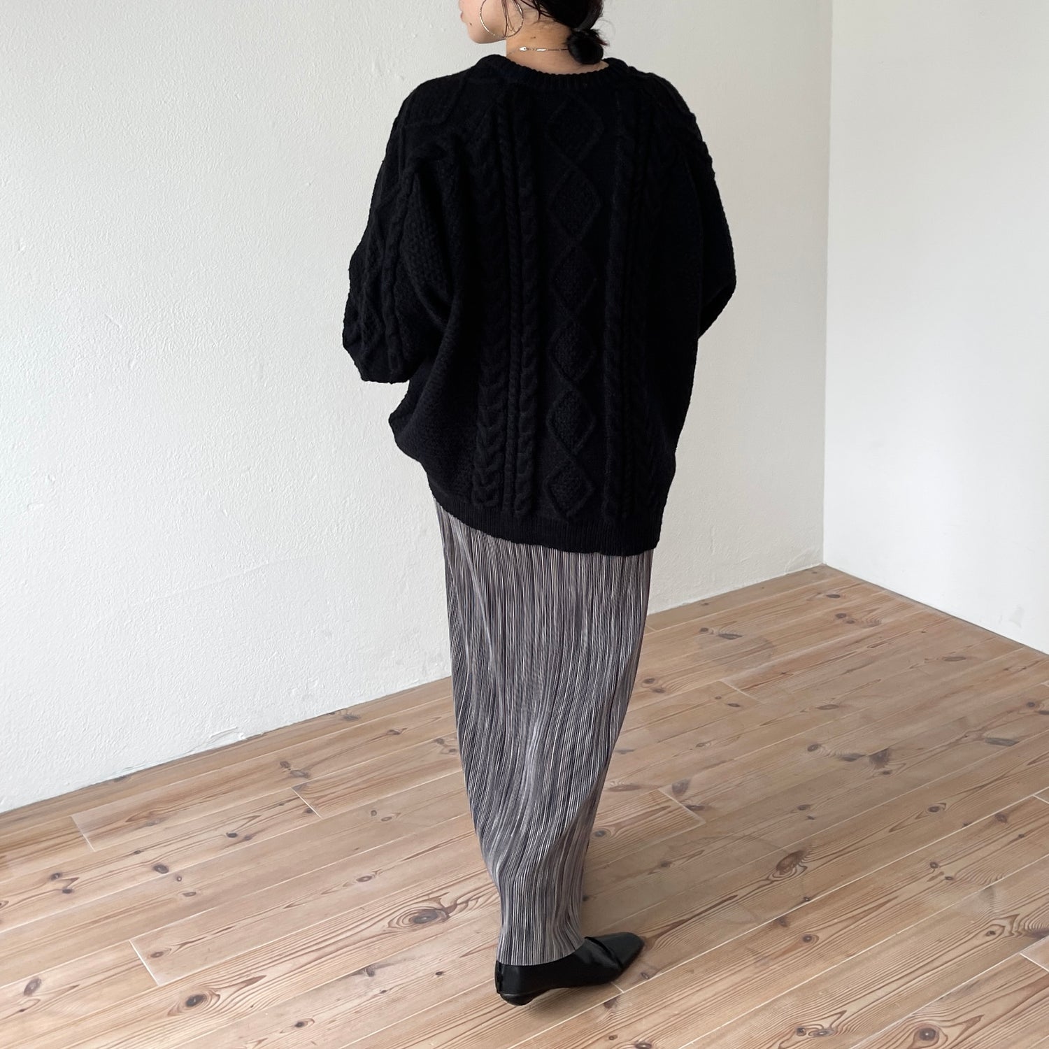 volume sleeve cable knit / black