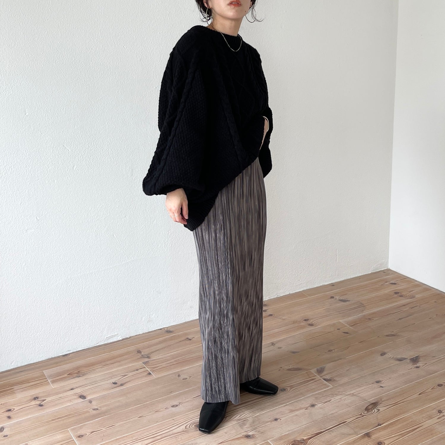 volume sleeve cable knit / black