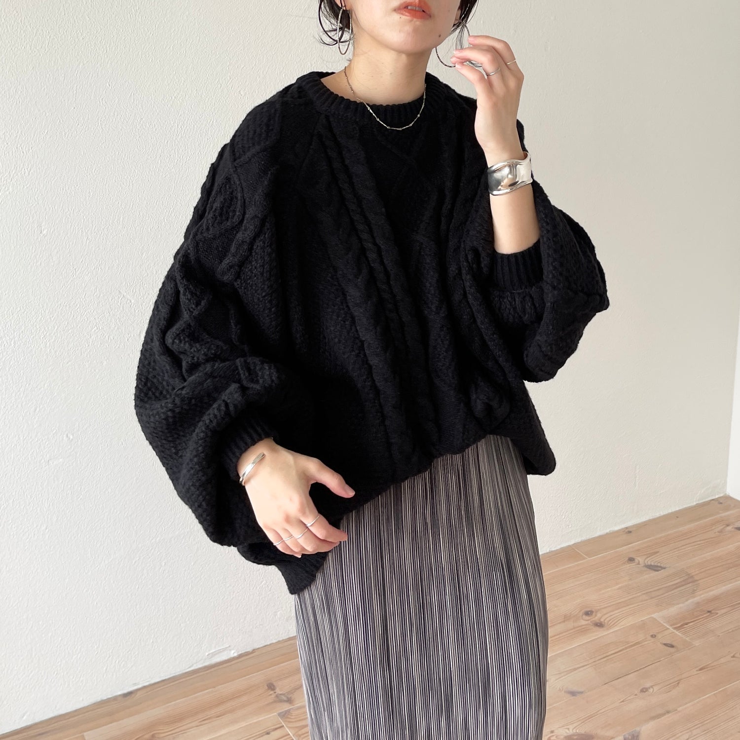 volume sleeve cable knit / black