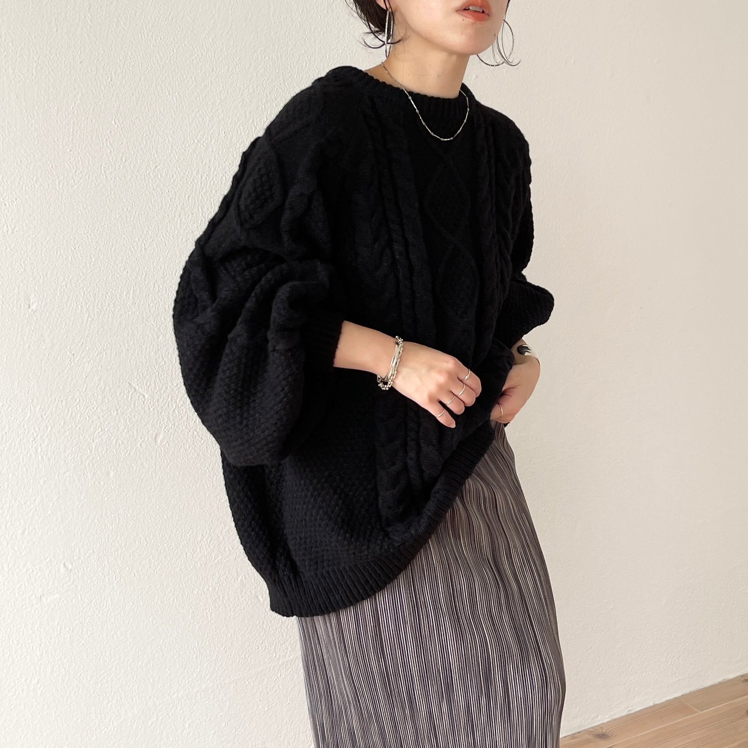 volume sleeve cable knit / black