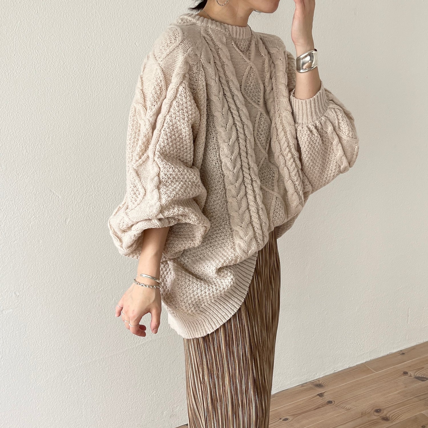 volume sleeve cable knit / ivory