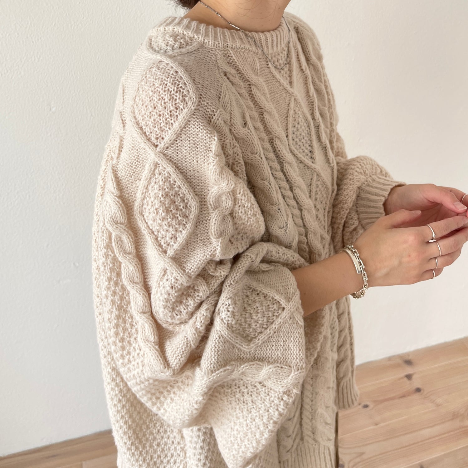 volume sleeve cable knit / ivory