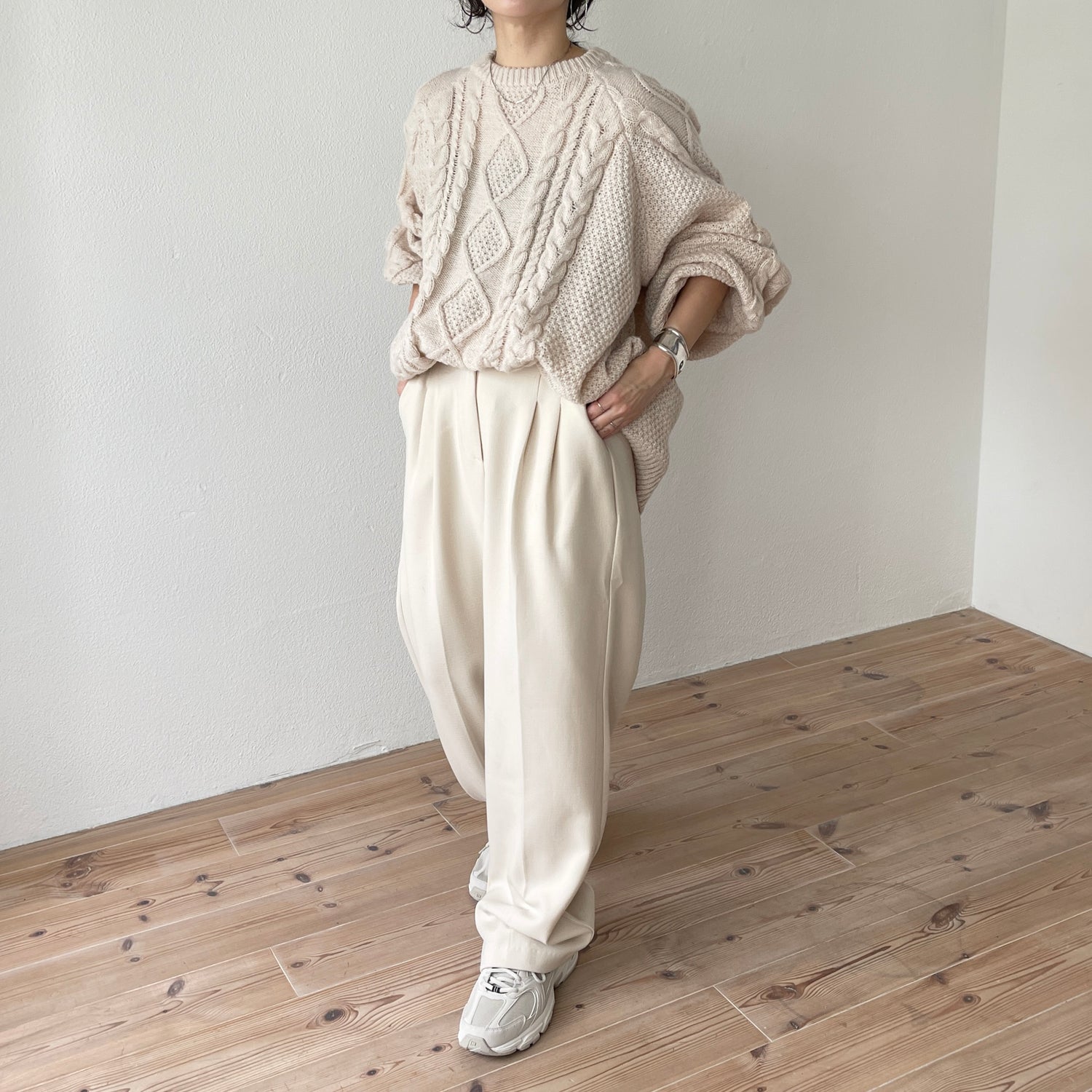 volume sleeve cable knit / ivory