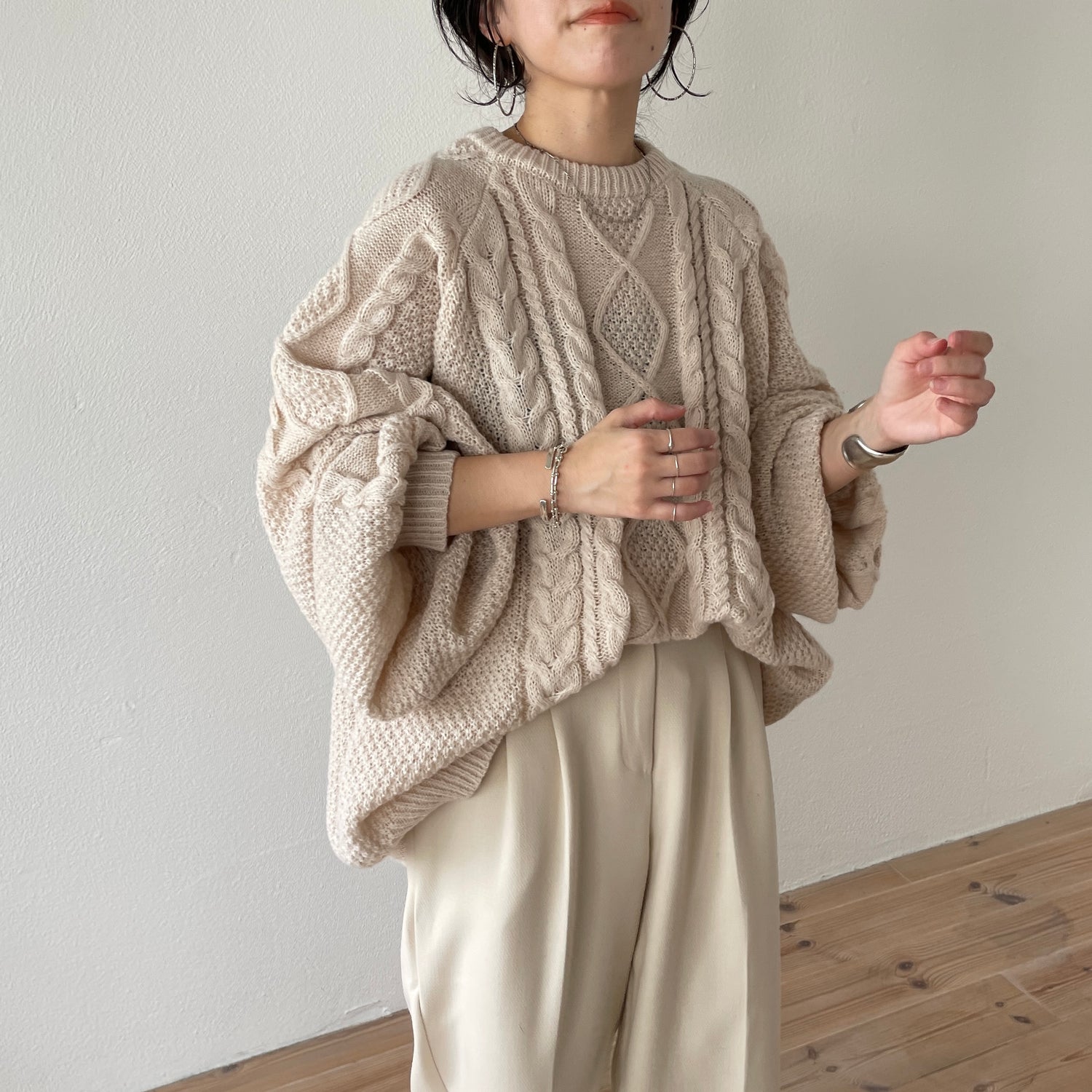 volume sleeve cable knit / ivory