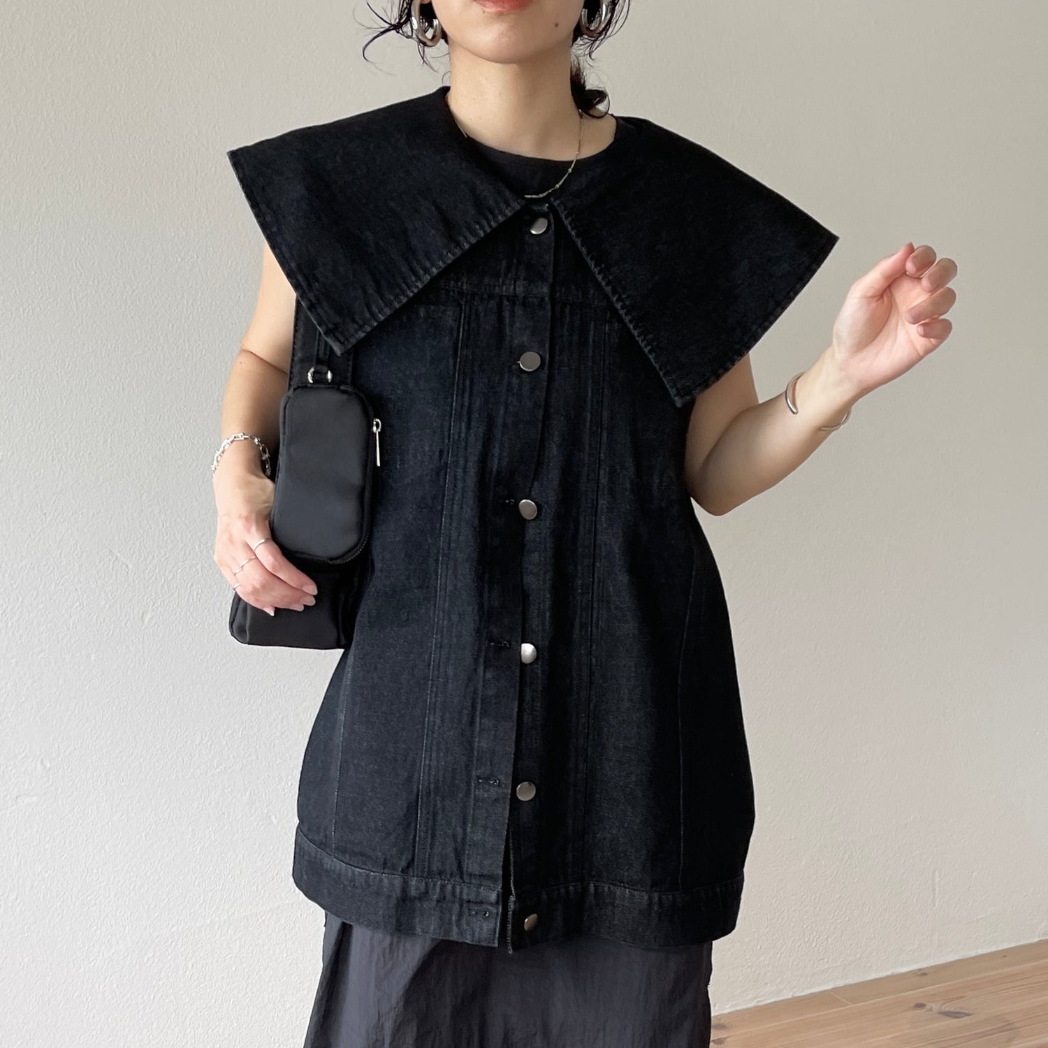 vintage like big collar denim vest / black
