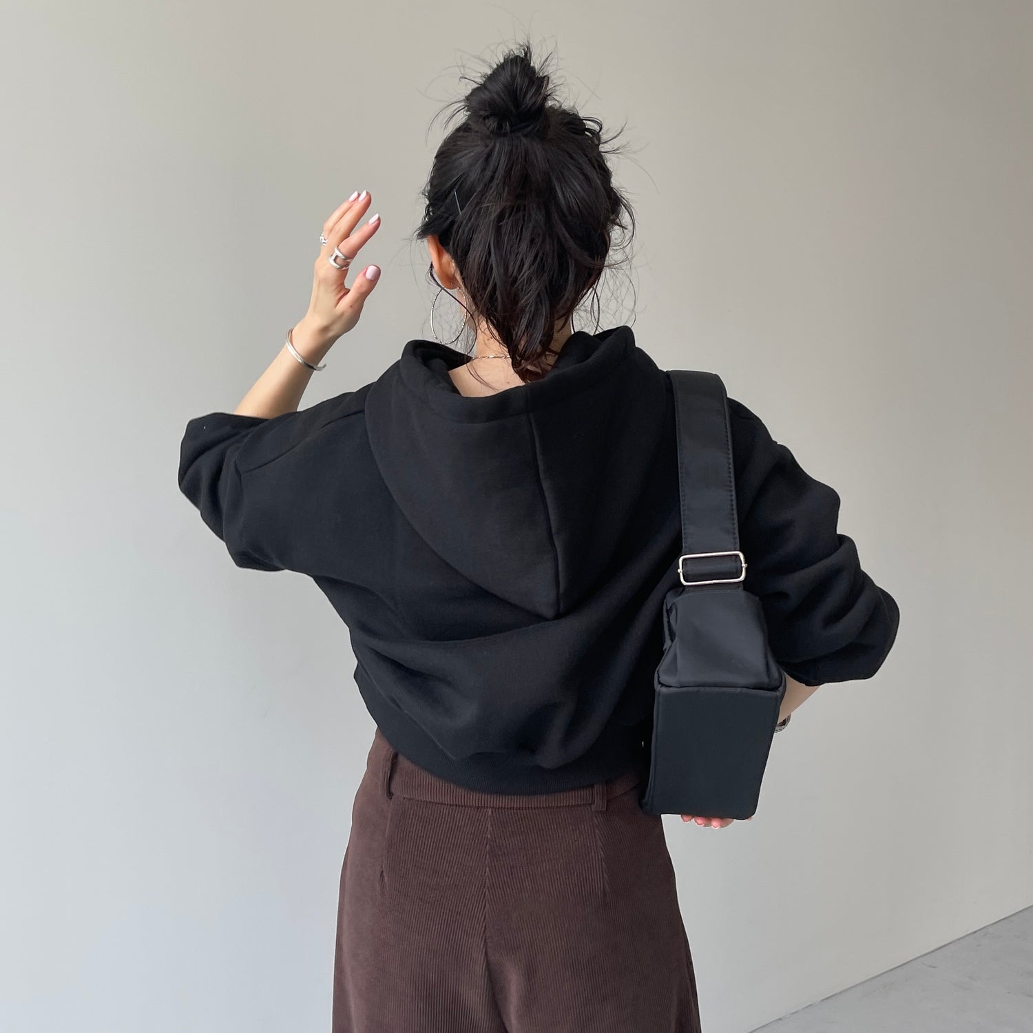 egg short hoodie / black