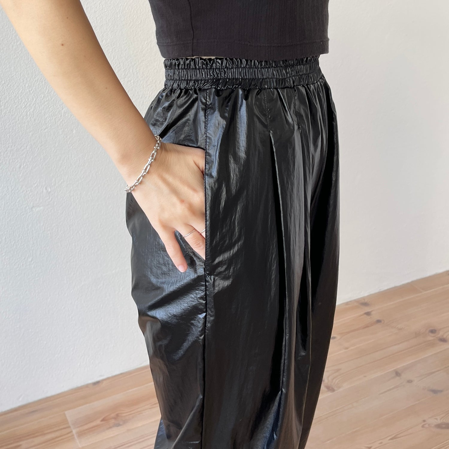 double tuck metallic pants / black