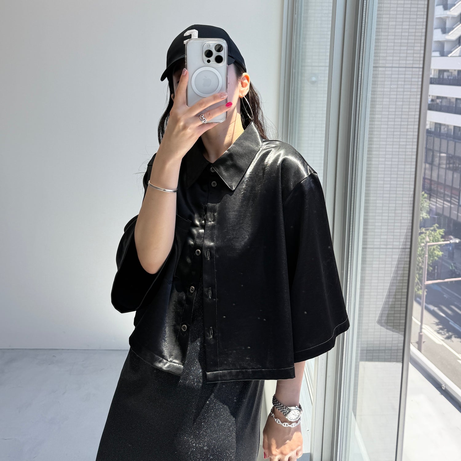 glossy cropped satin shirt / black