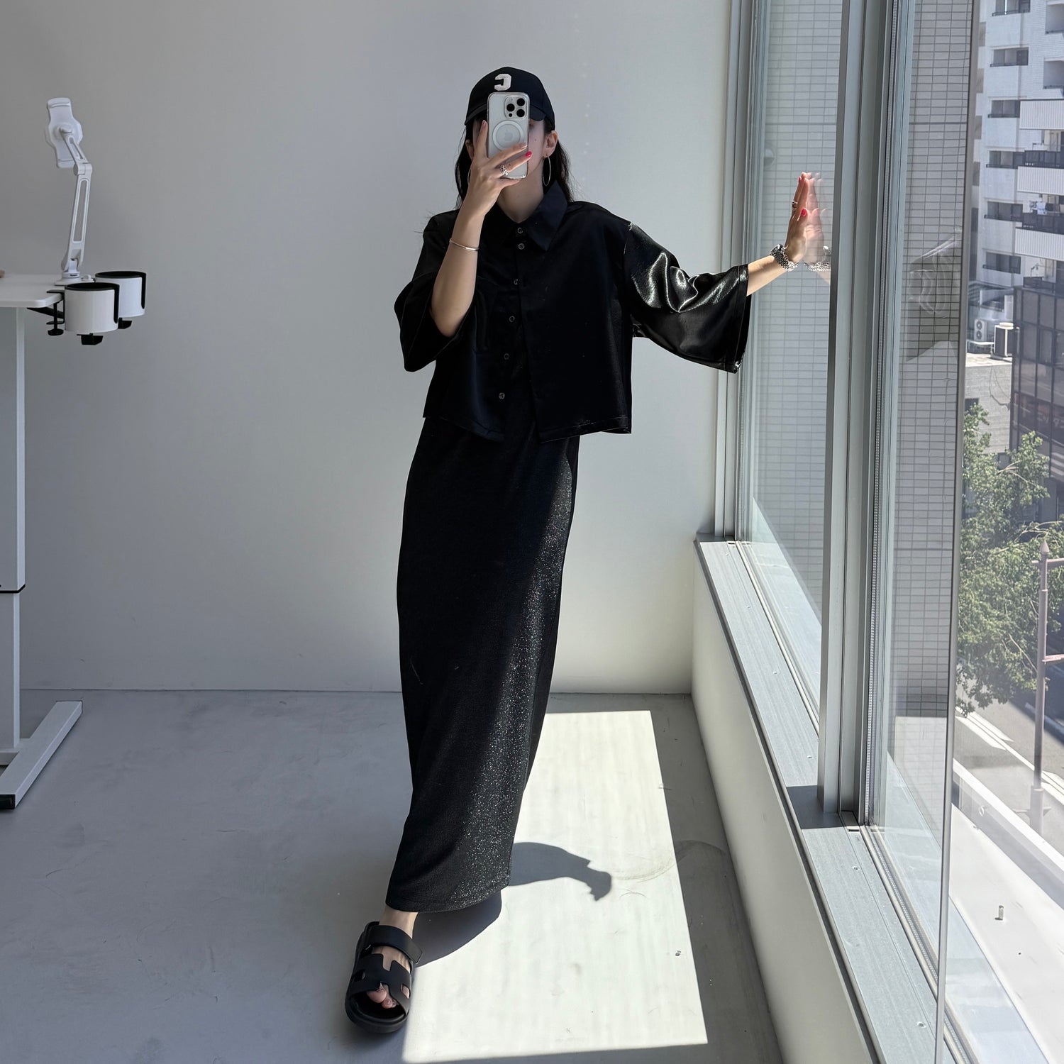 glossy cropped satin shirt / black