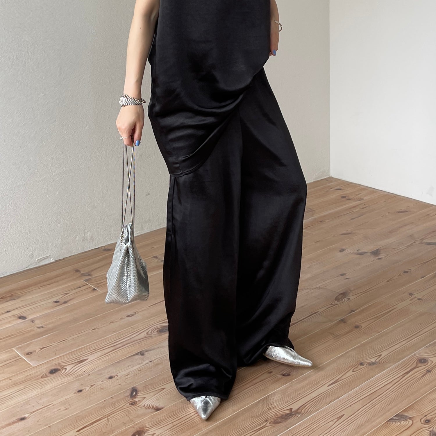 relax satin like pants / black