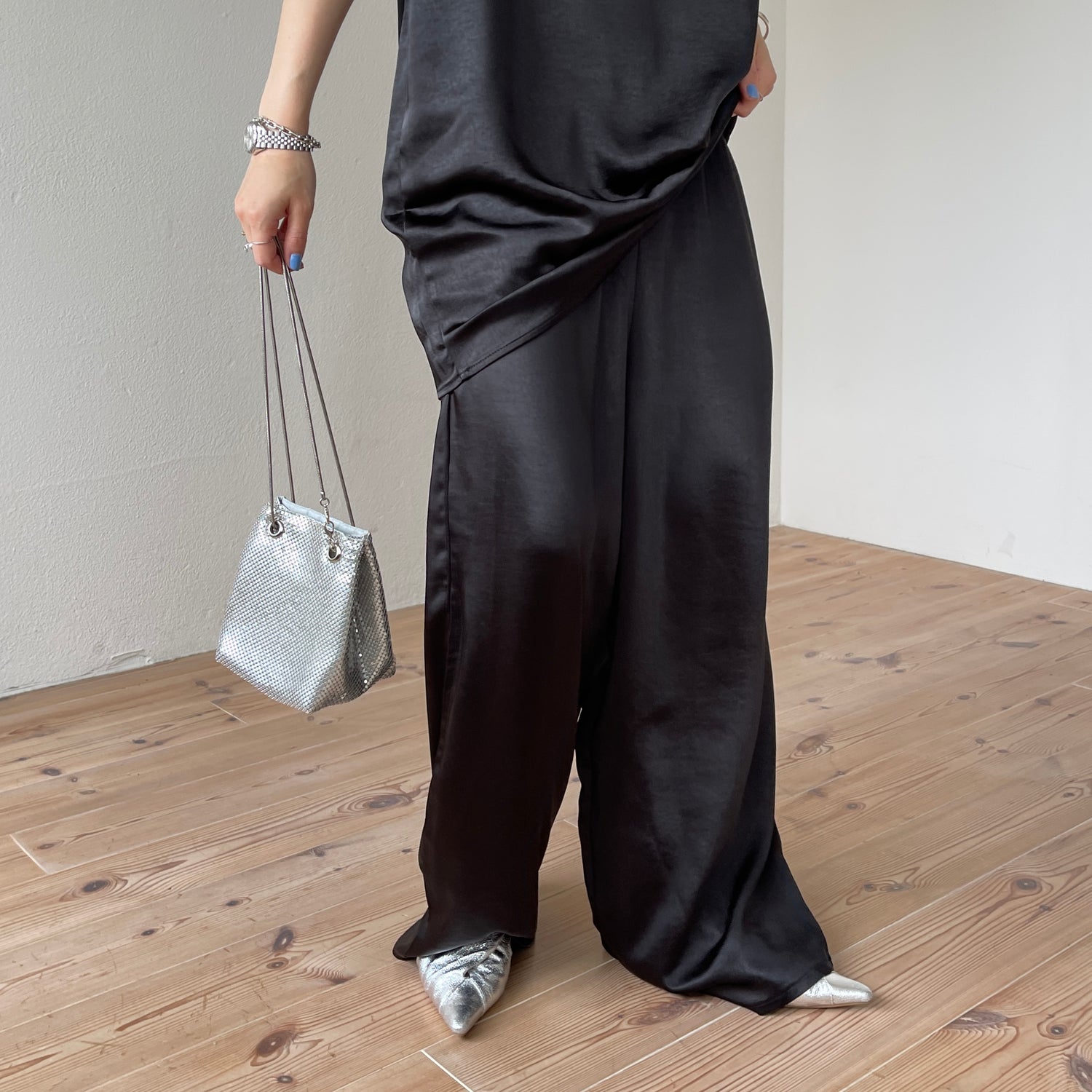 relax satin like pants / black