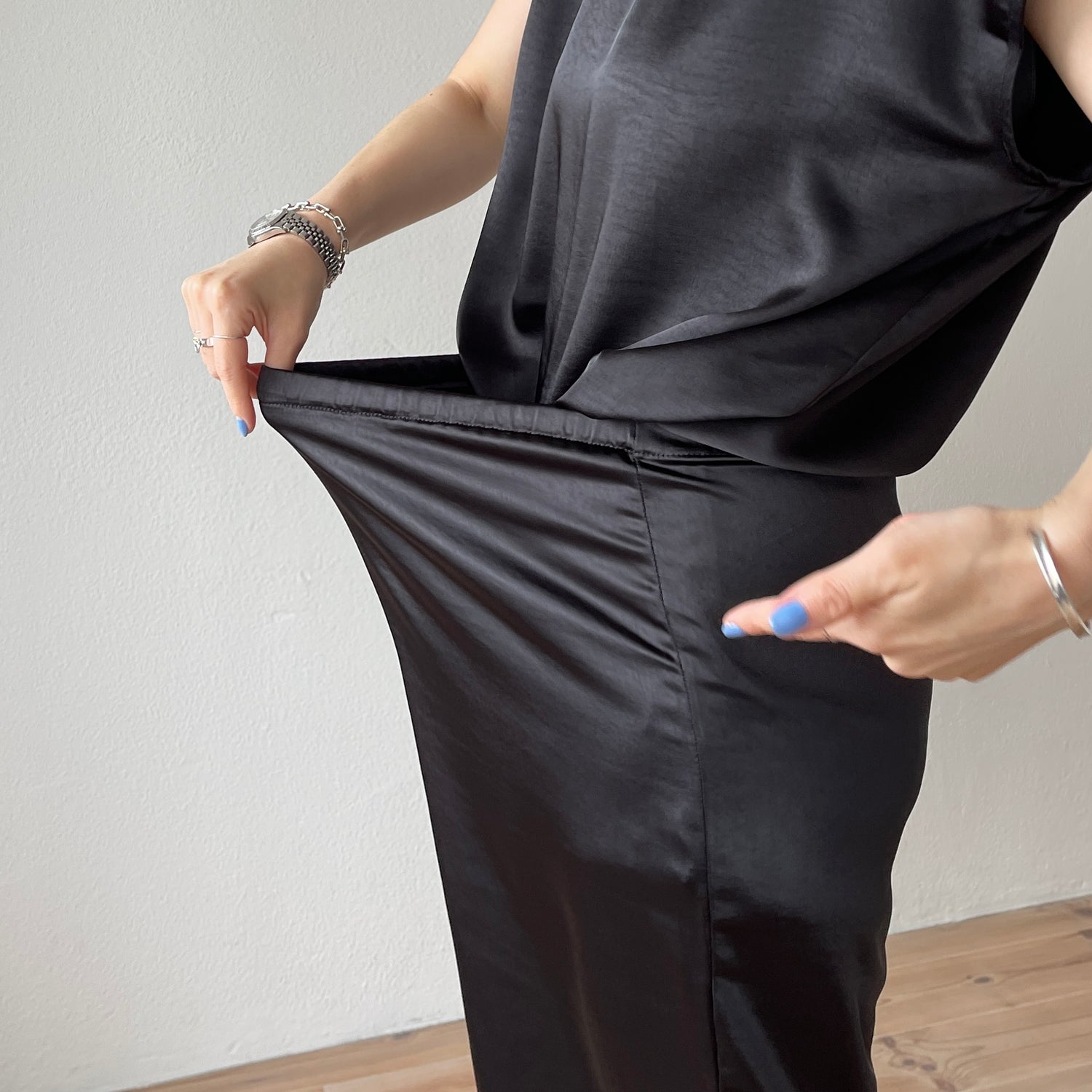relax satin like pants / black