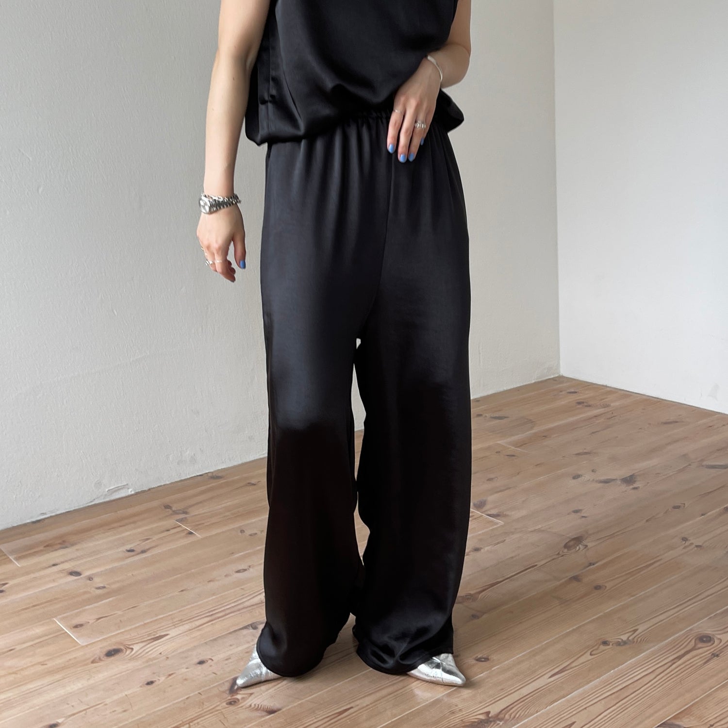 relax satin like pants / black