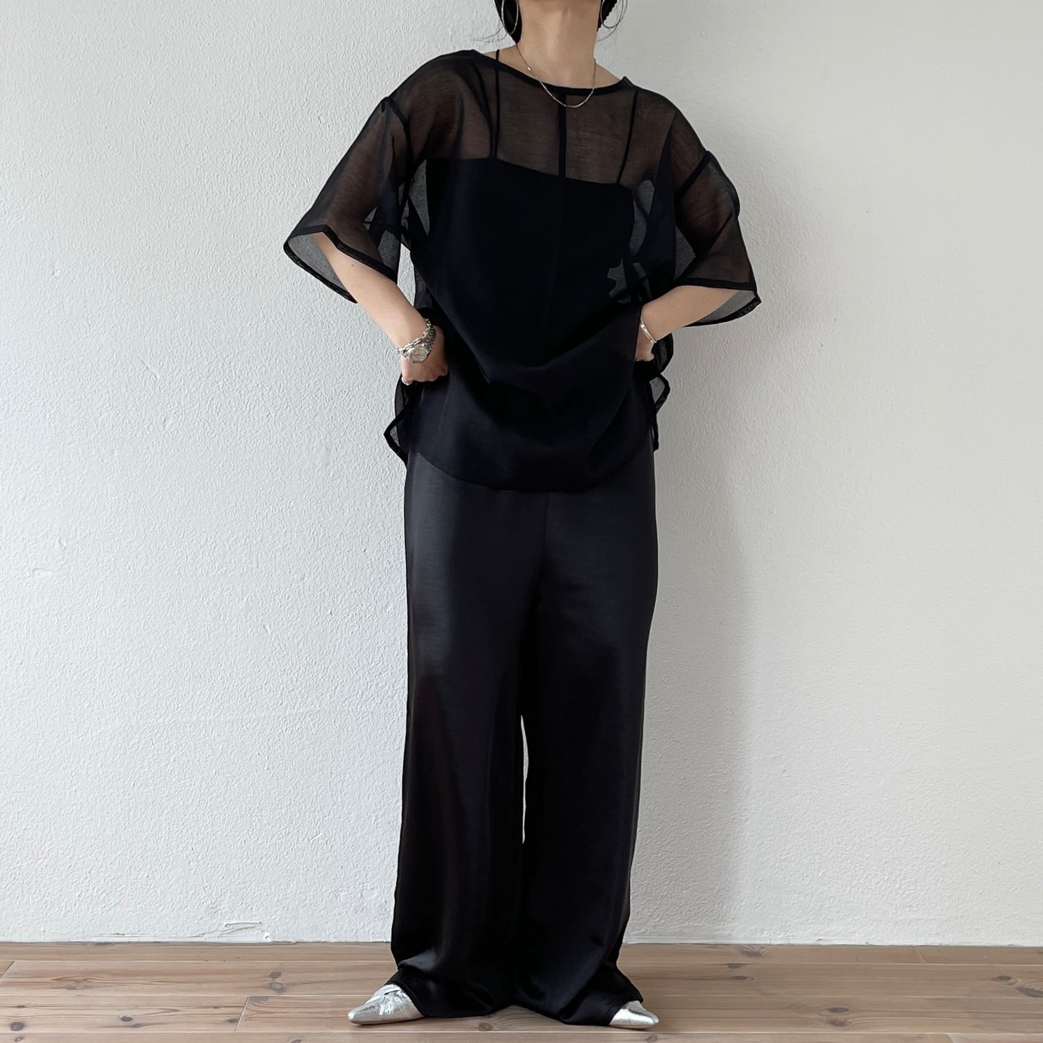 relax satin like pants / black