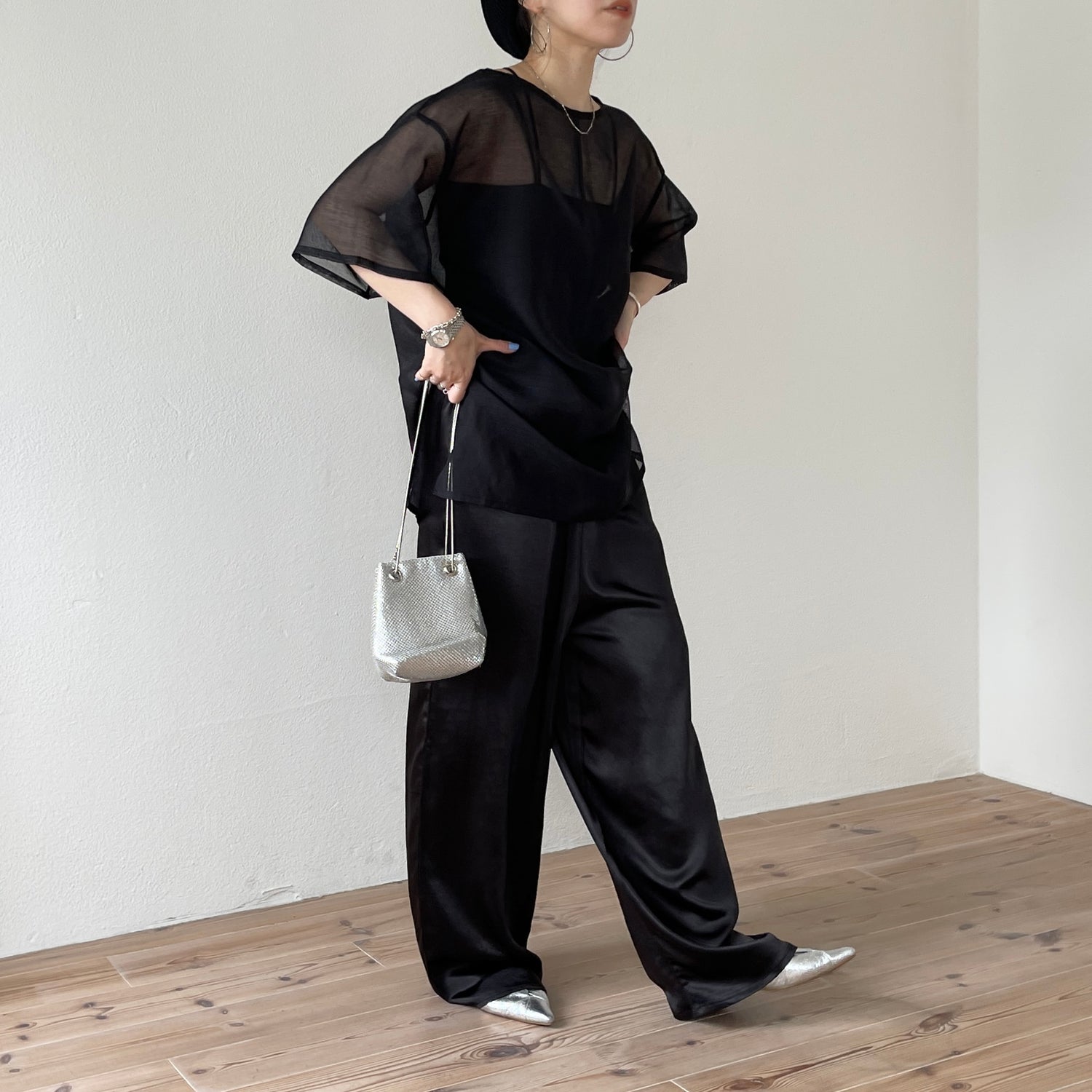relax satin like pants / black