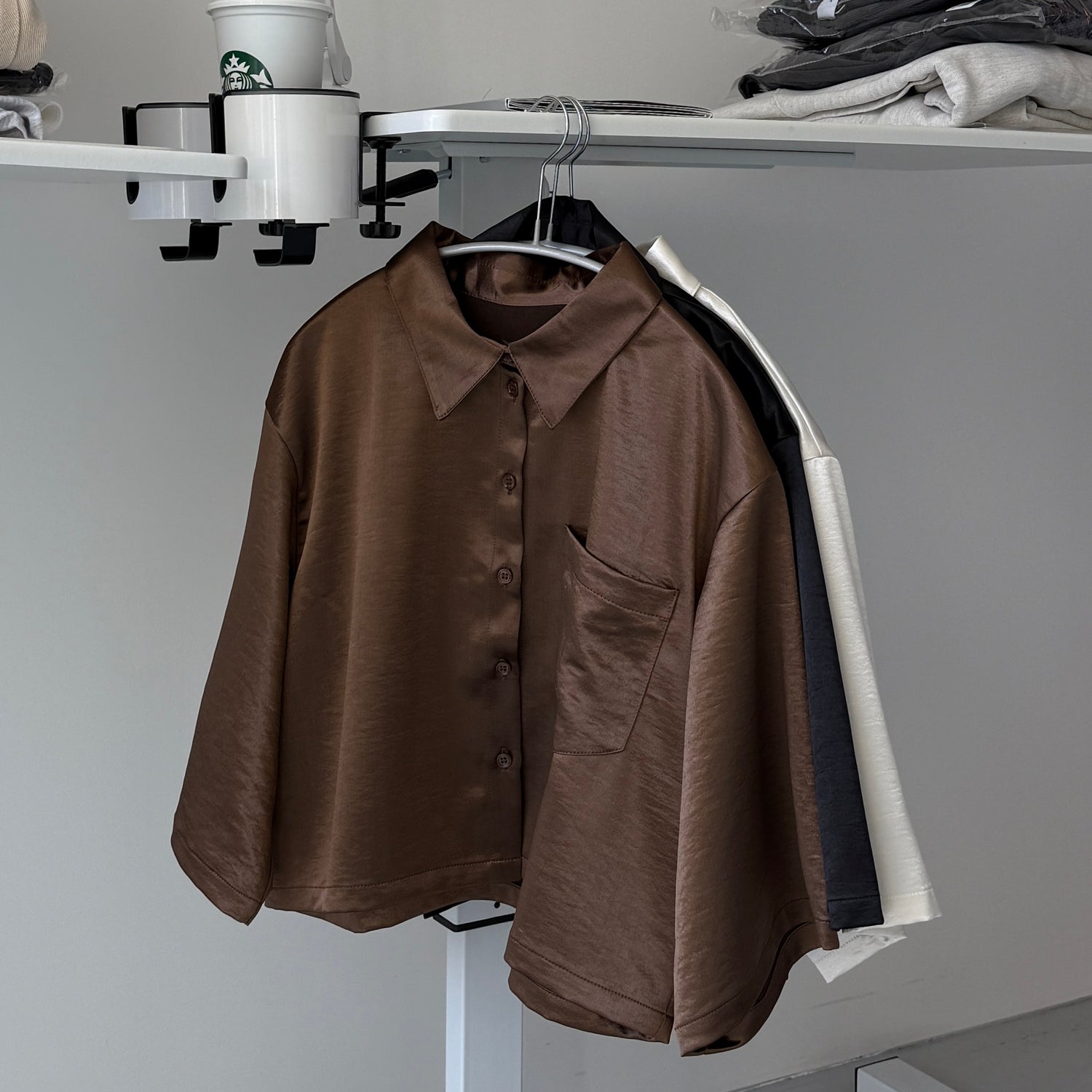 glossy cropped satin shirt / brown