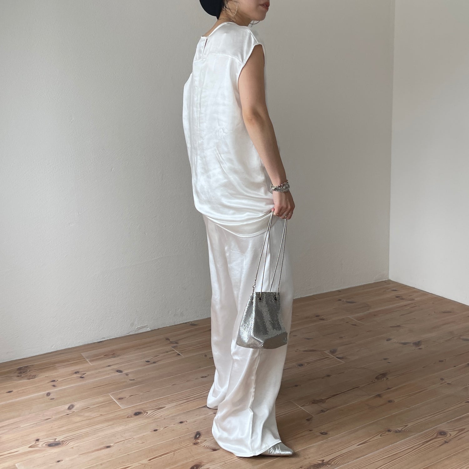 relax satin like pants / white
