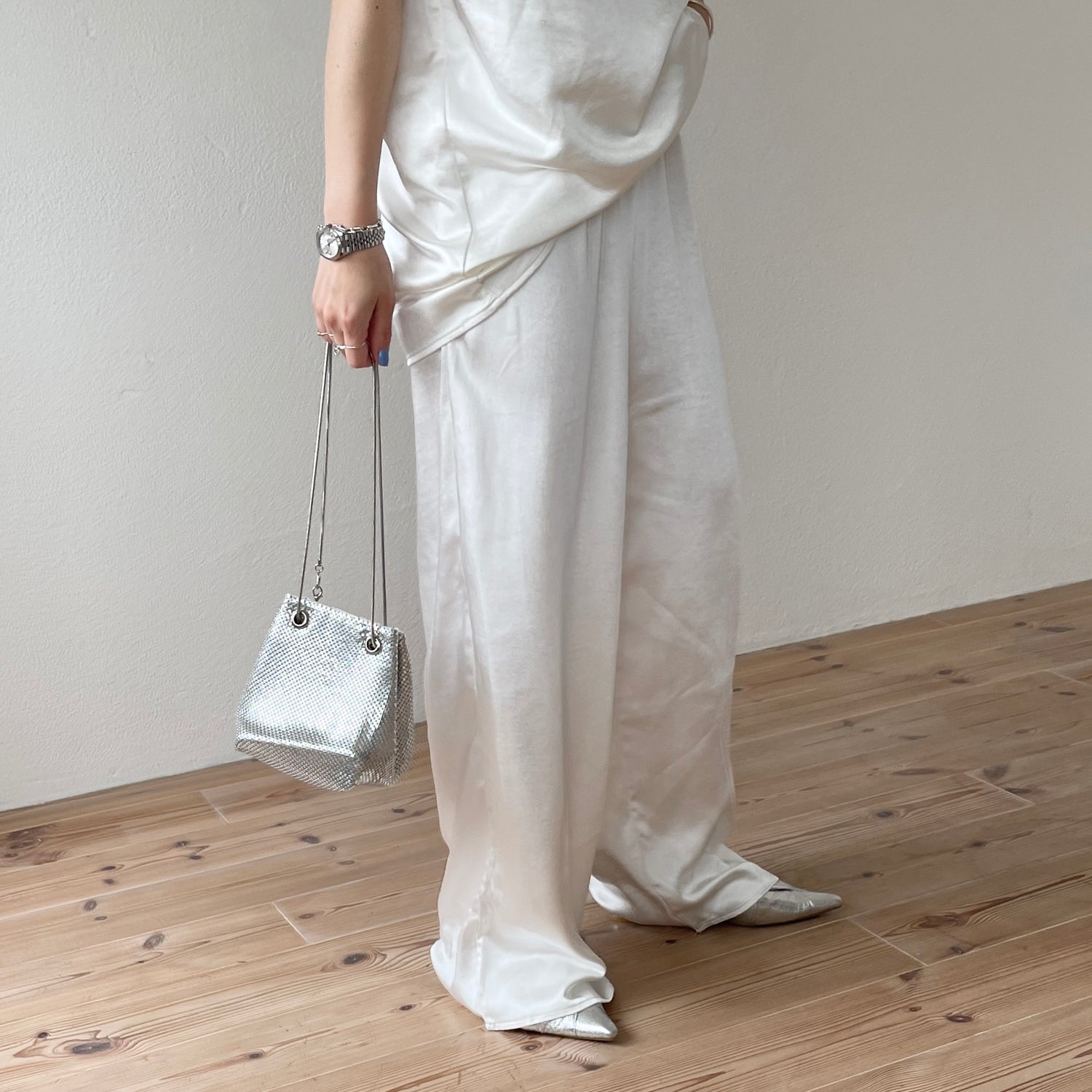 relax satin like pants / white