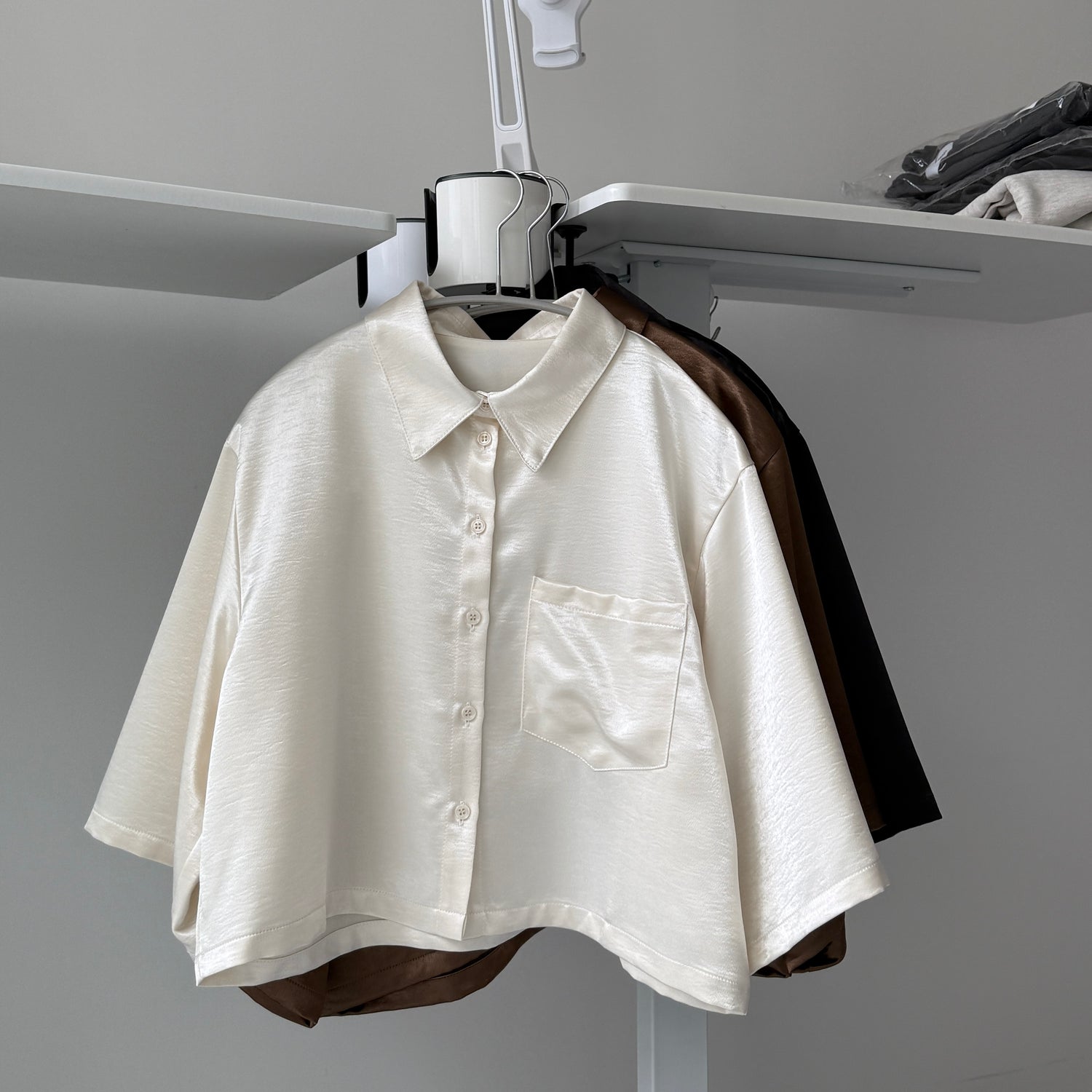 glossy cropped satin shirt / ivory