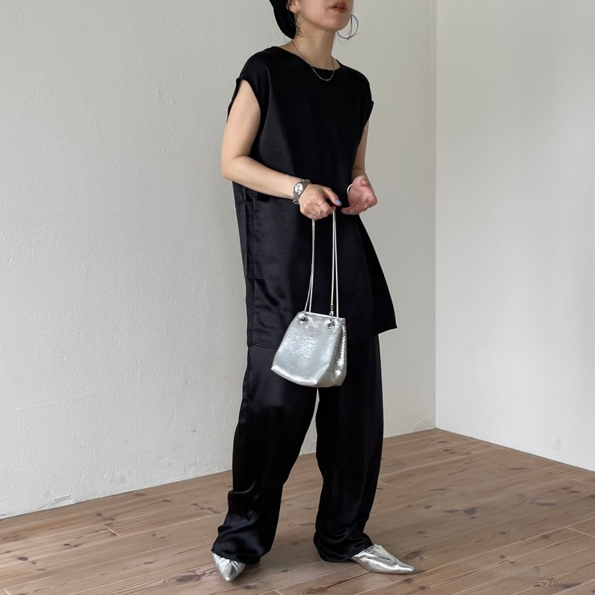 relax satin like pants / black