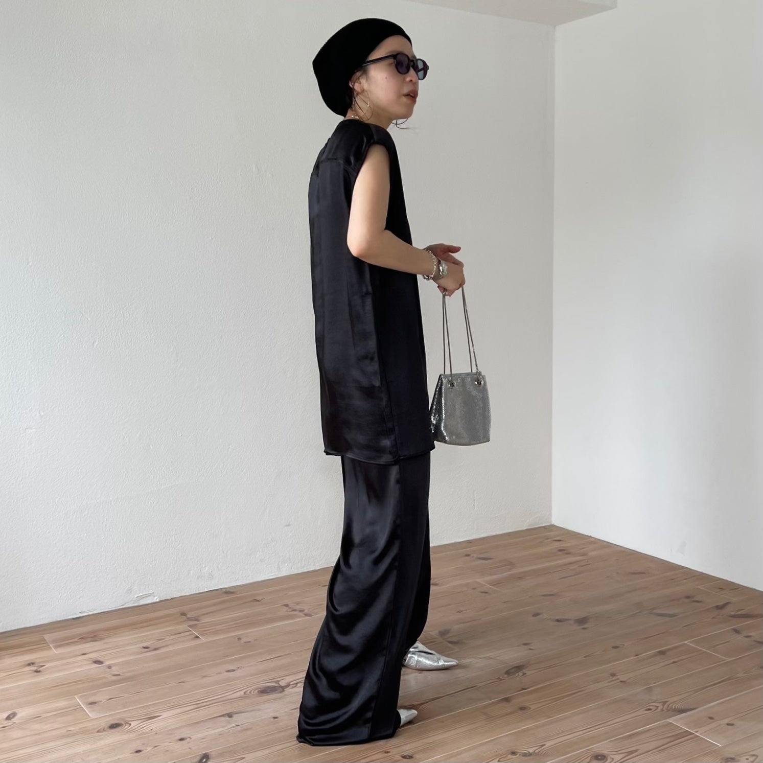 relax satin like pants / black
