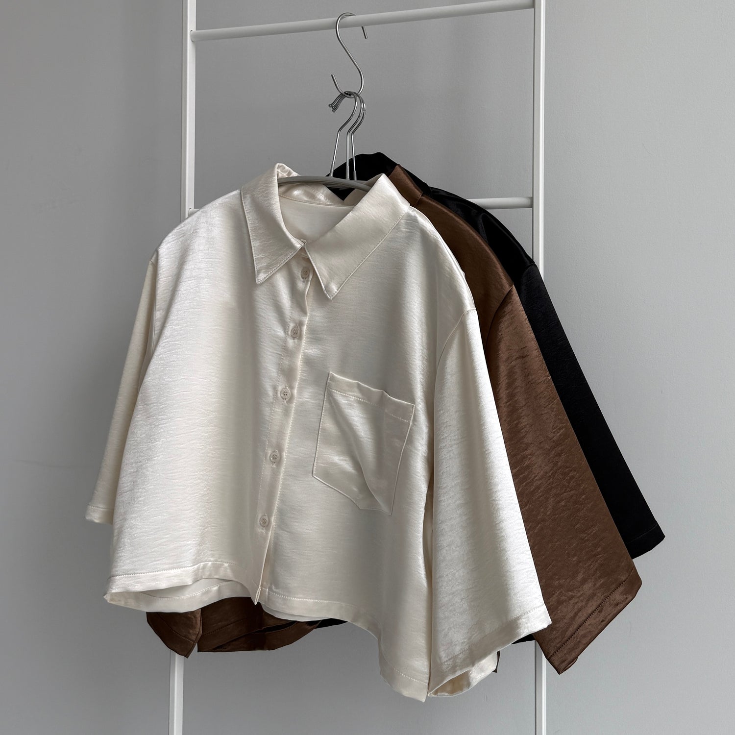 glossy cropped satin shirt / ivory