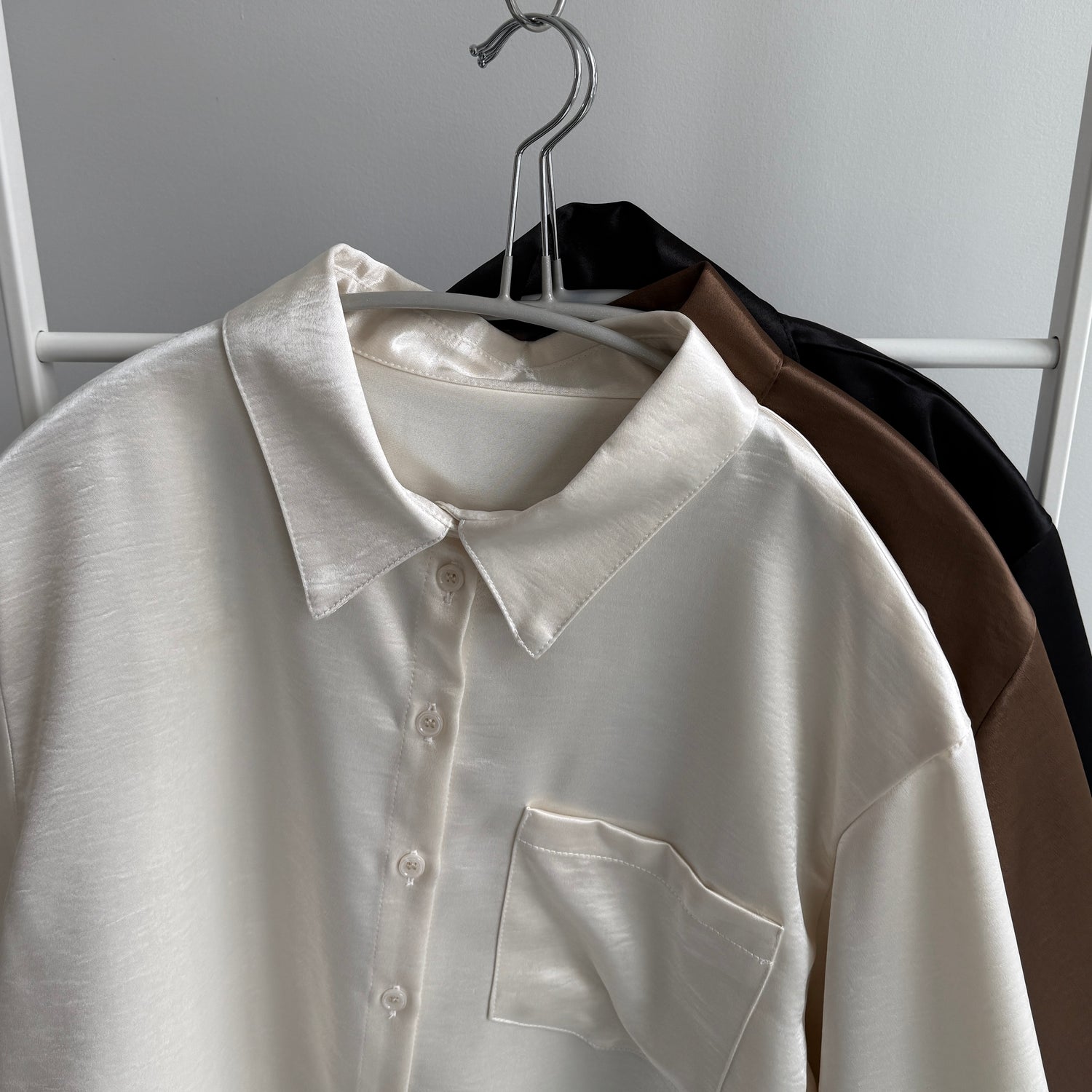 glossy cropped satin shirt / ivory