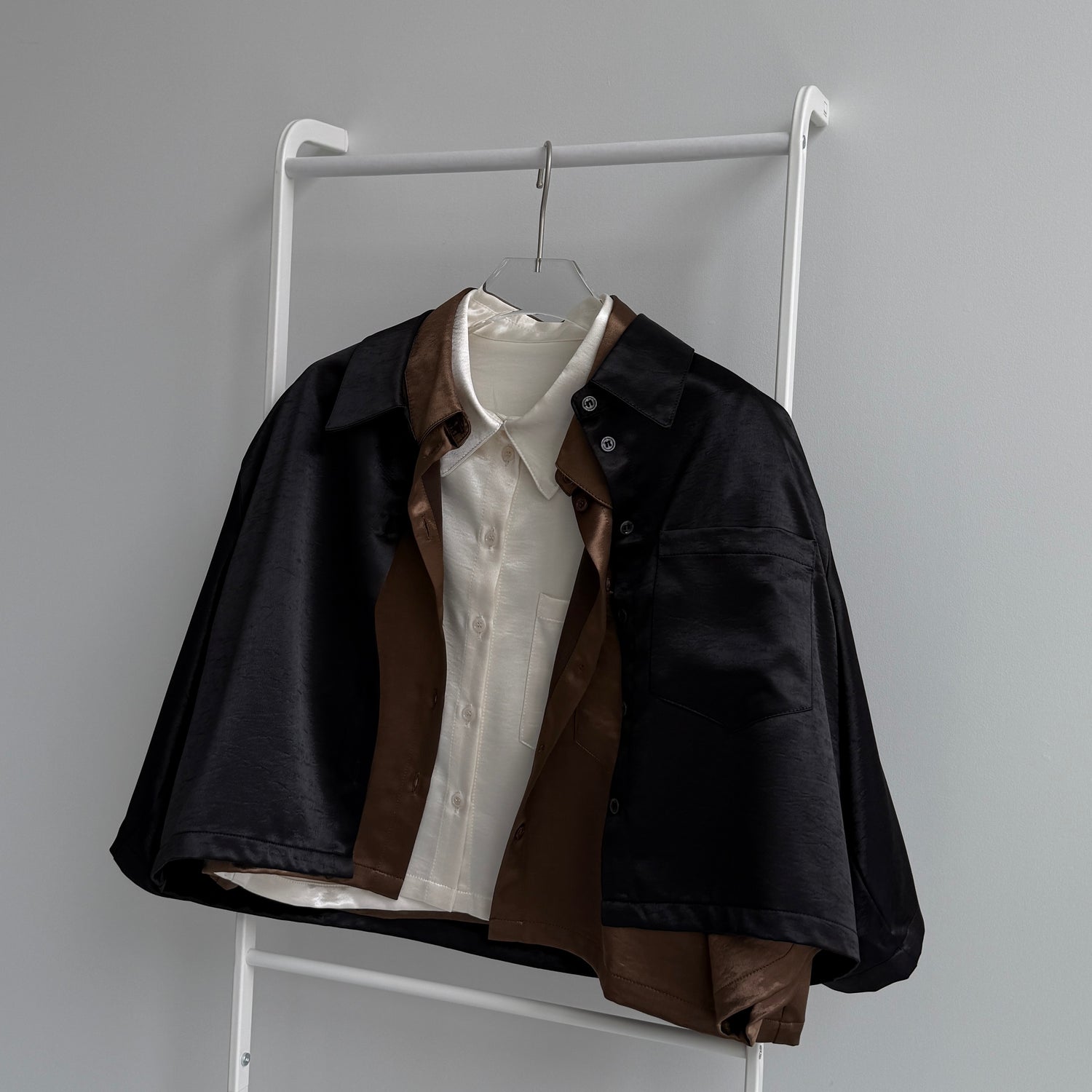glossy cropped satin shirt / brown
