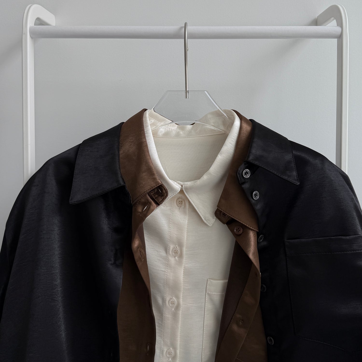 glossy cropped satin shirt / ivory