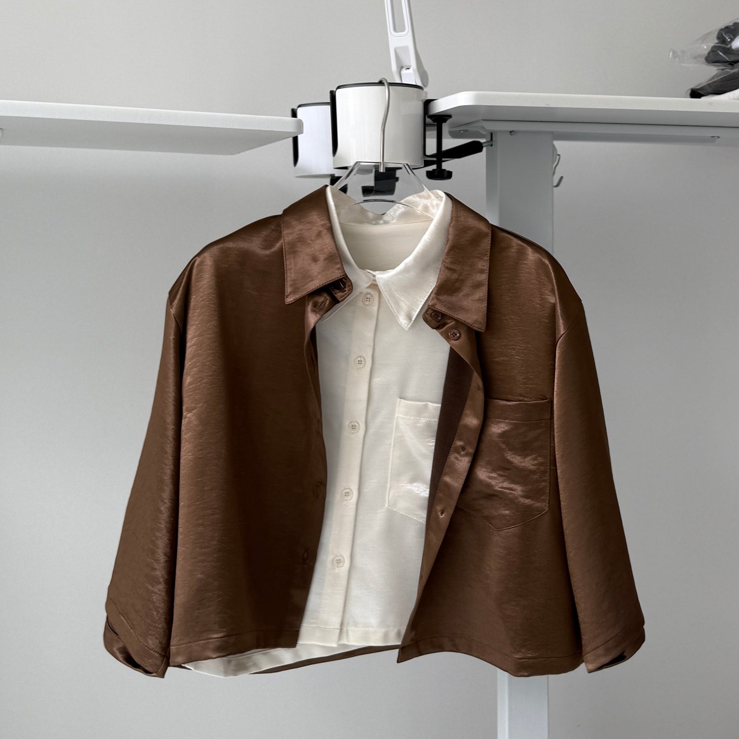 glossy cropped satin shirt / brown