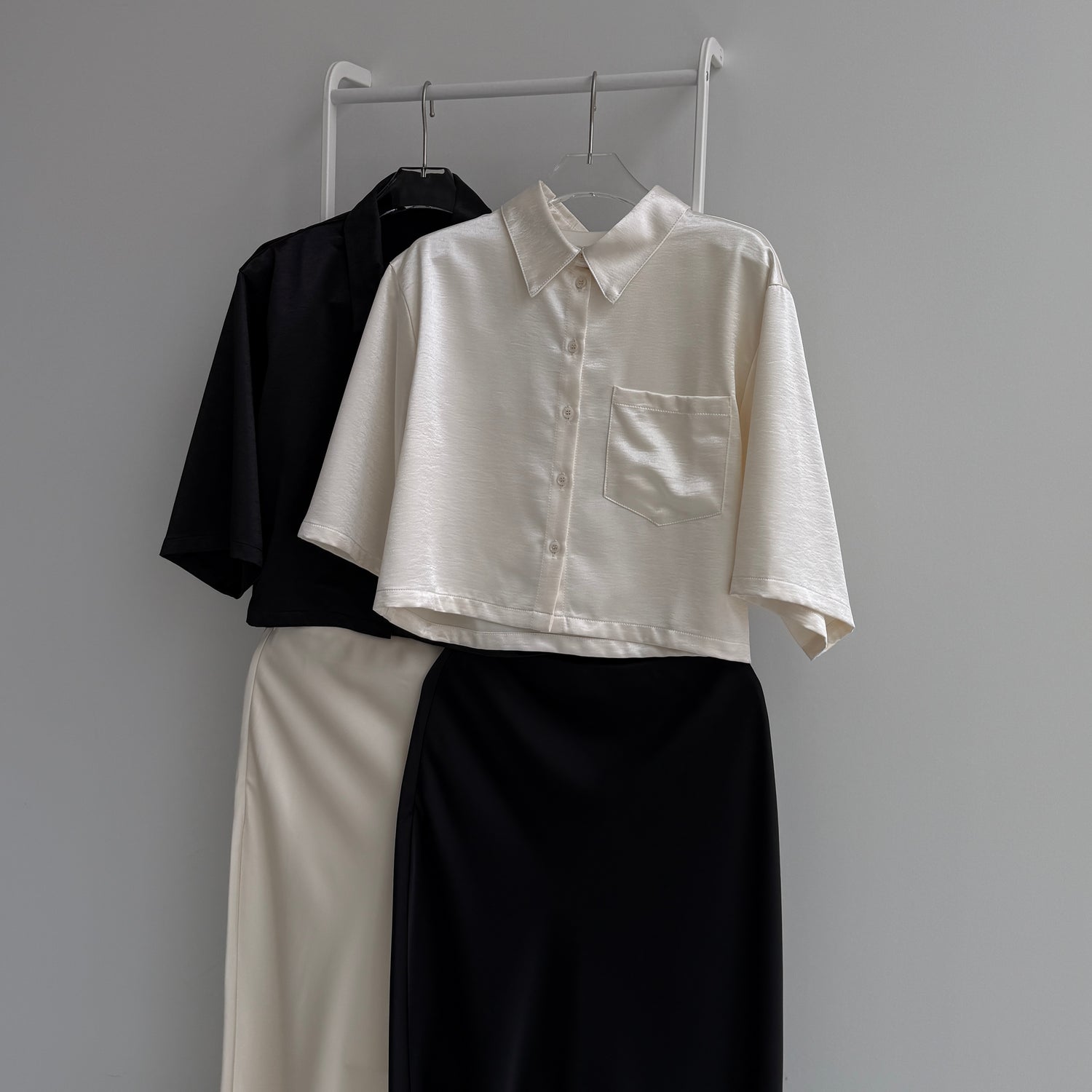 glossy cropped satin shirt / ivory