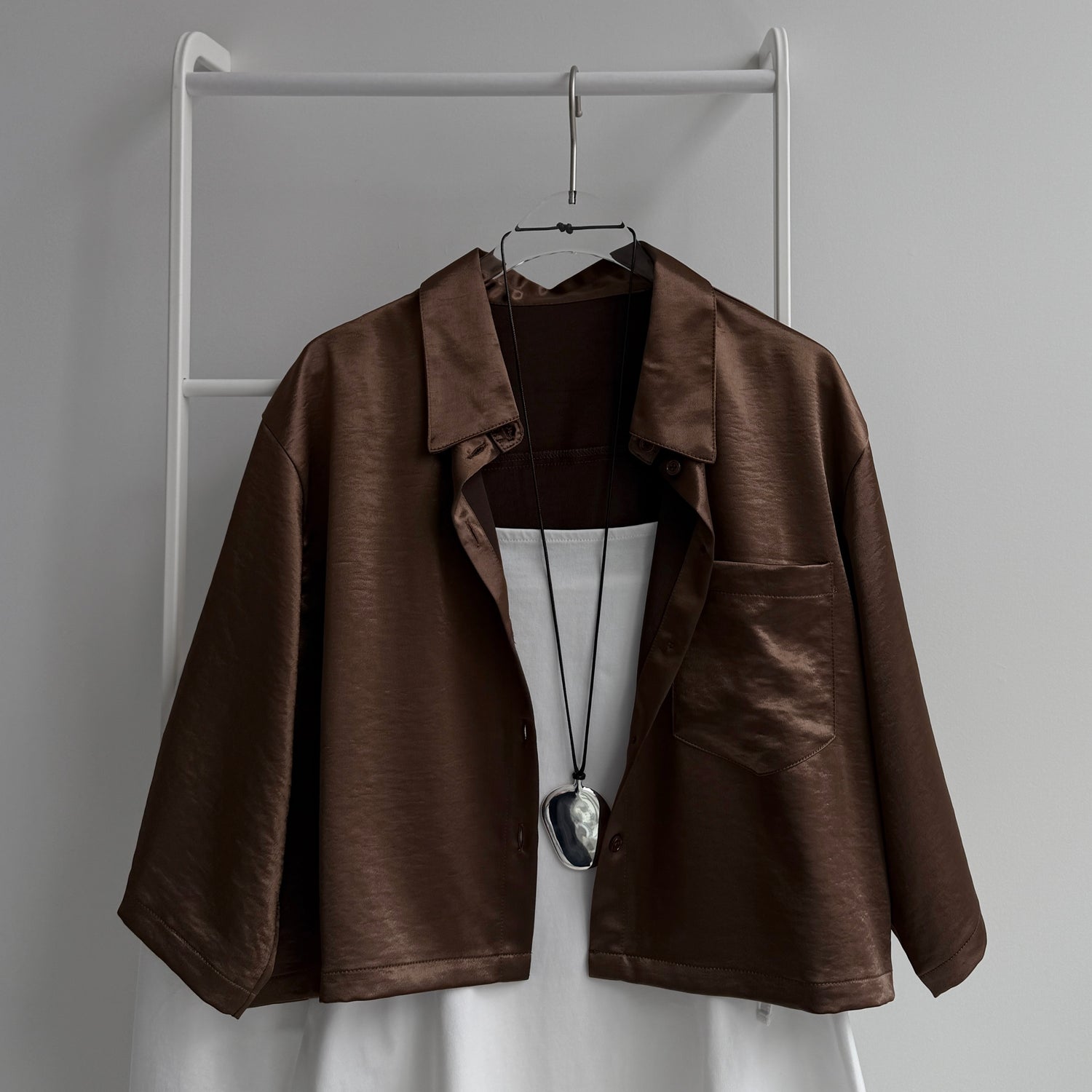glossy cropped satin shirt / brown