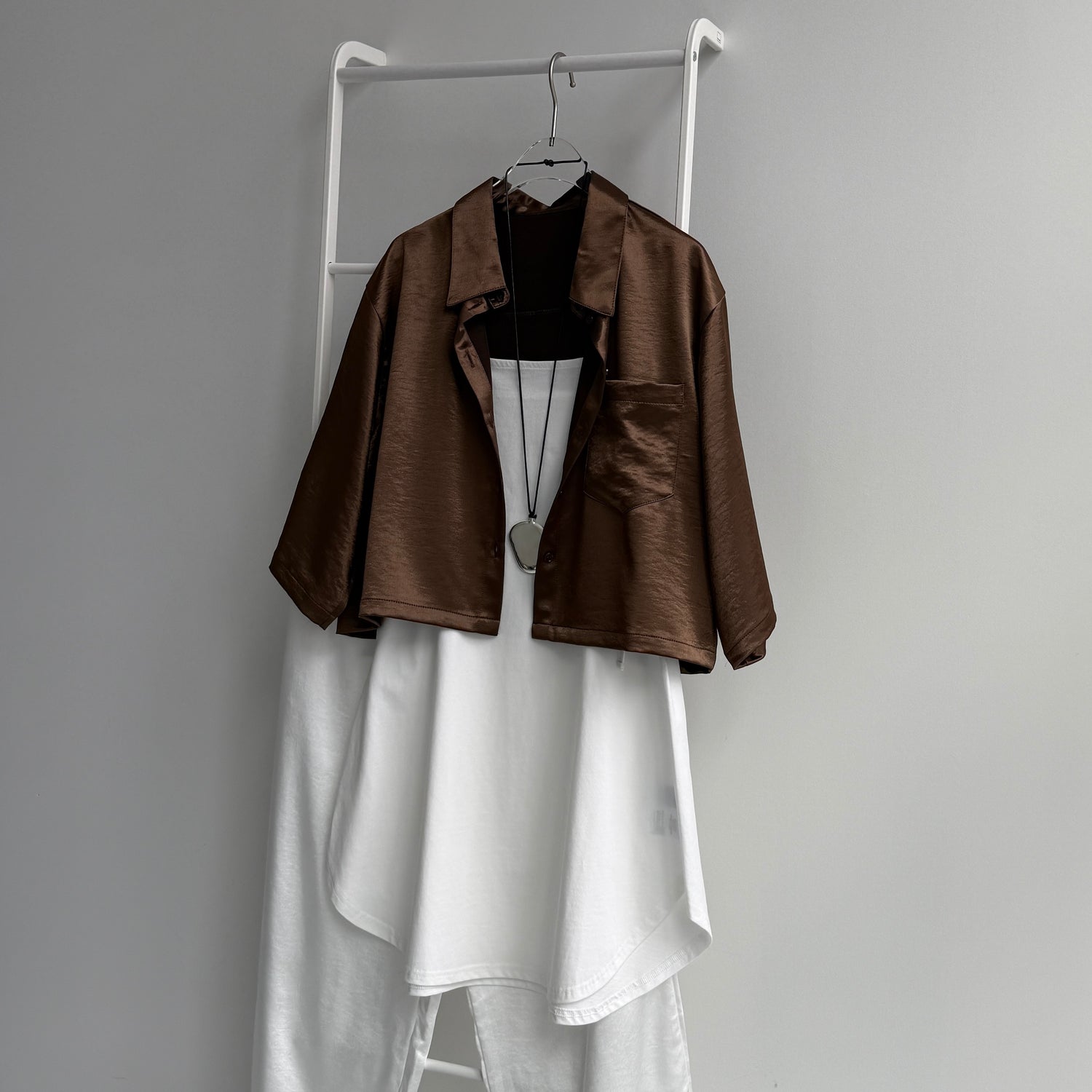glossy cropped satin shirt / brown