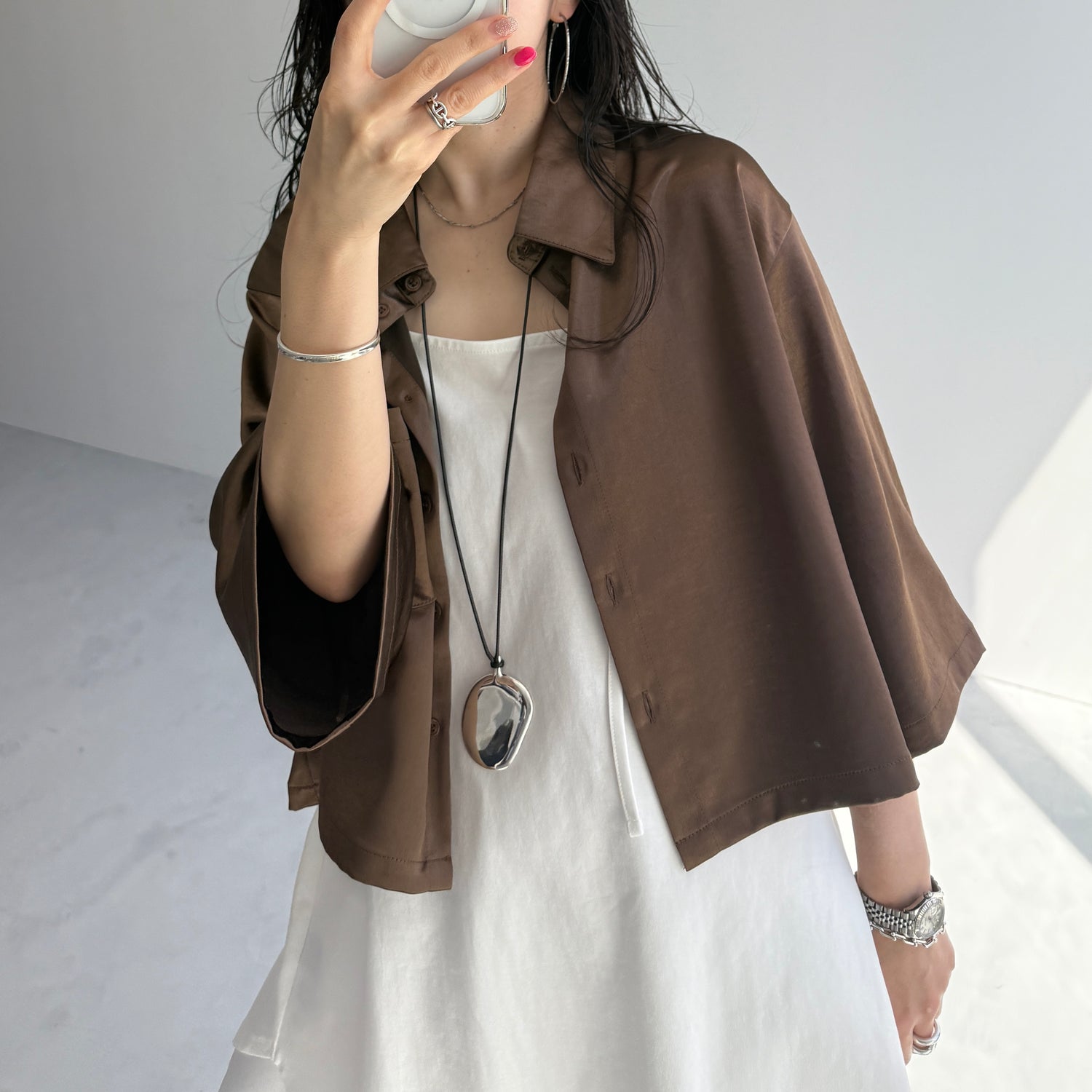 glossy cropped satin shirt / brown