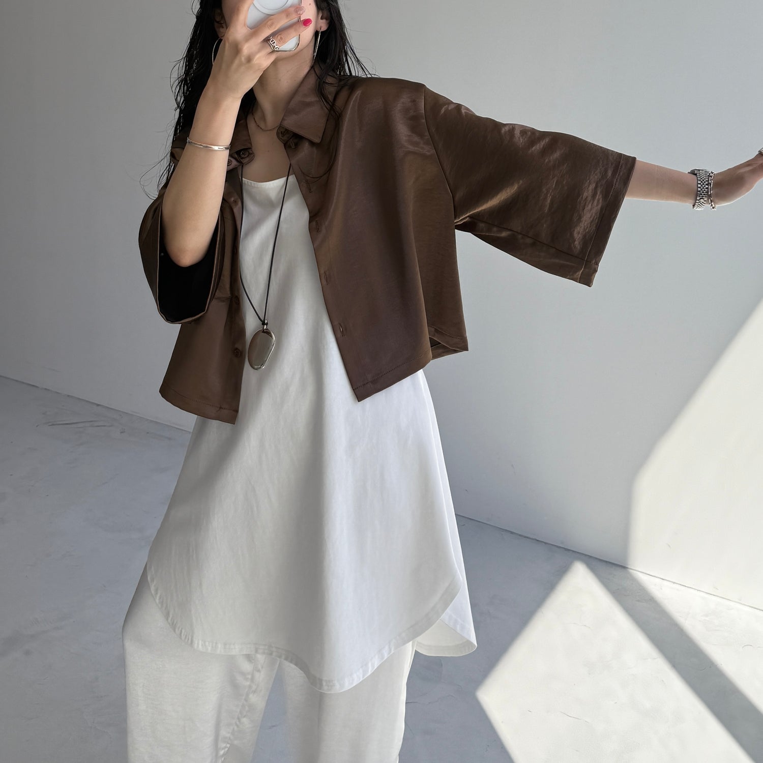 glossy cropped satin shirt / brown
