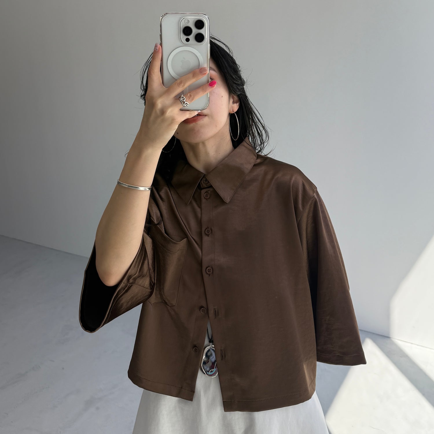 glossy cropped satin shirt / brown