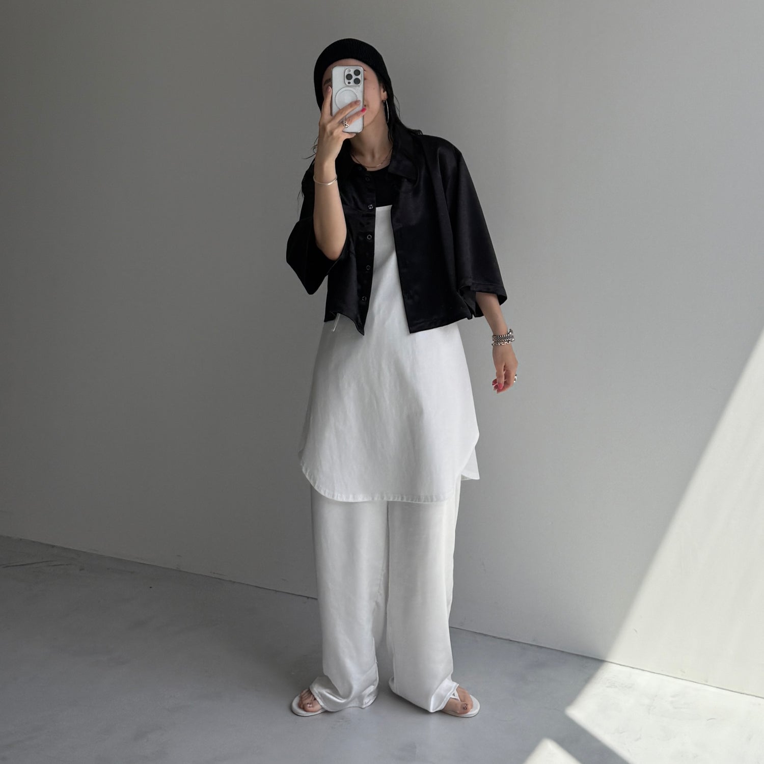 glossy cropped satin shirt / black