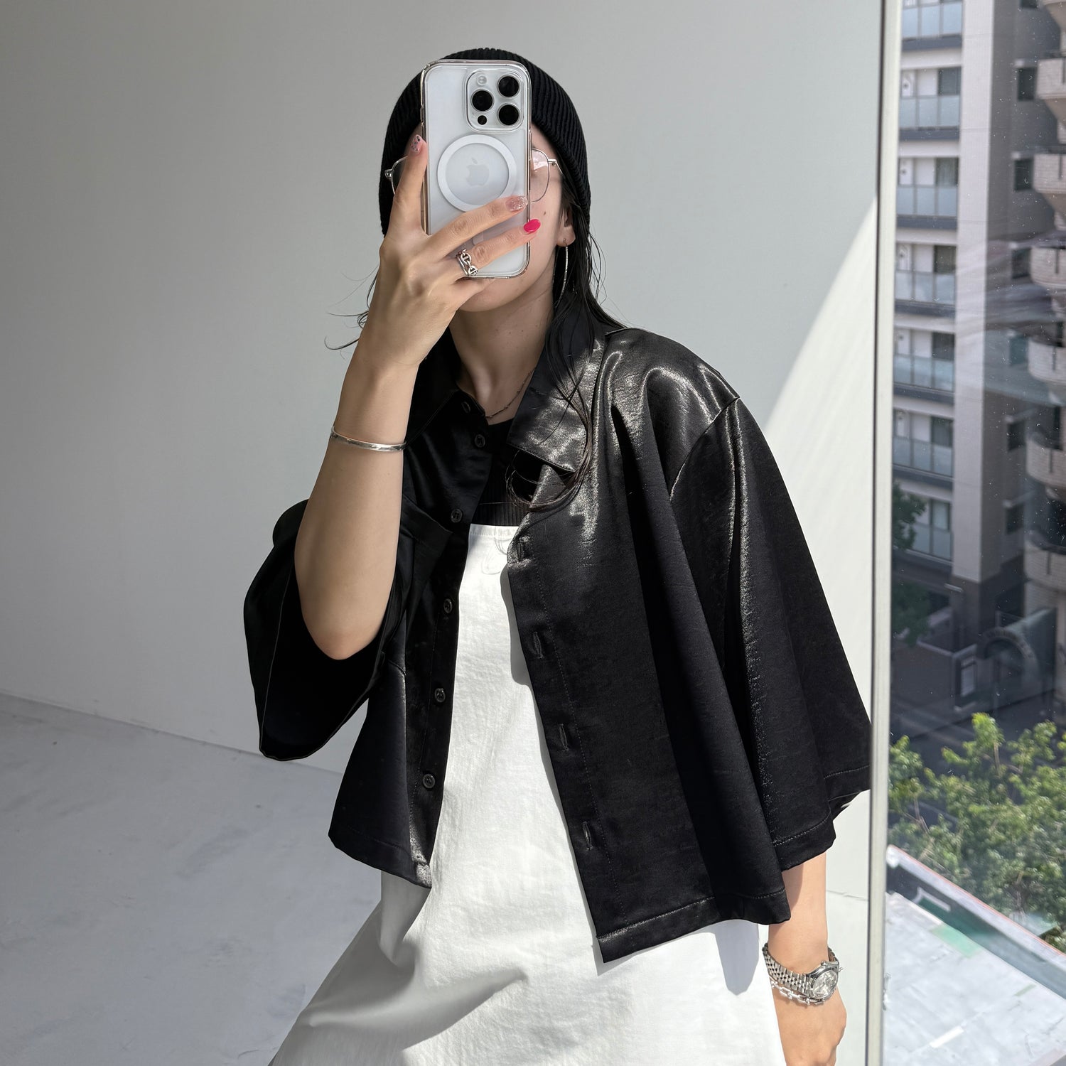 glossy cropped satin shirt / black