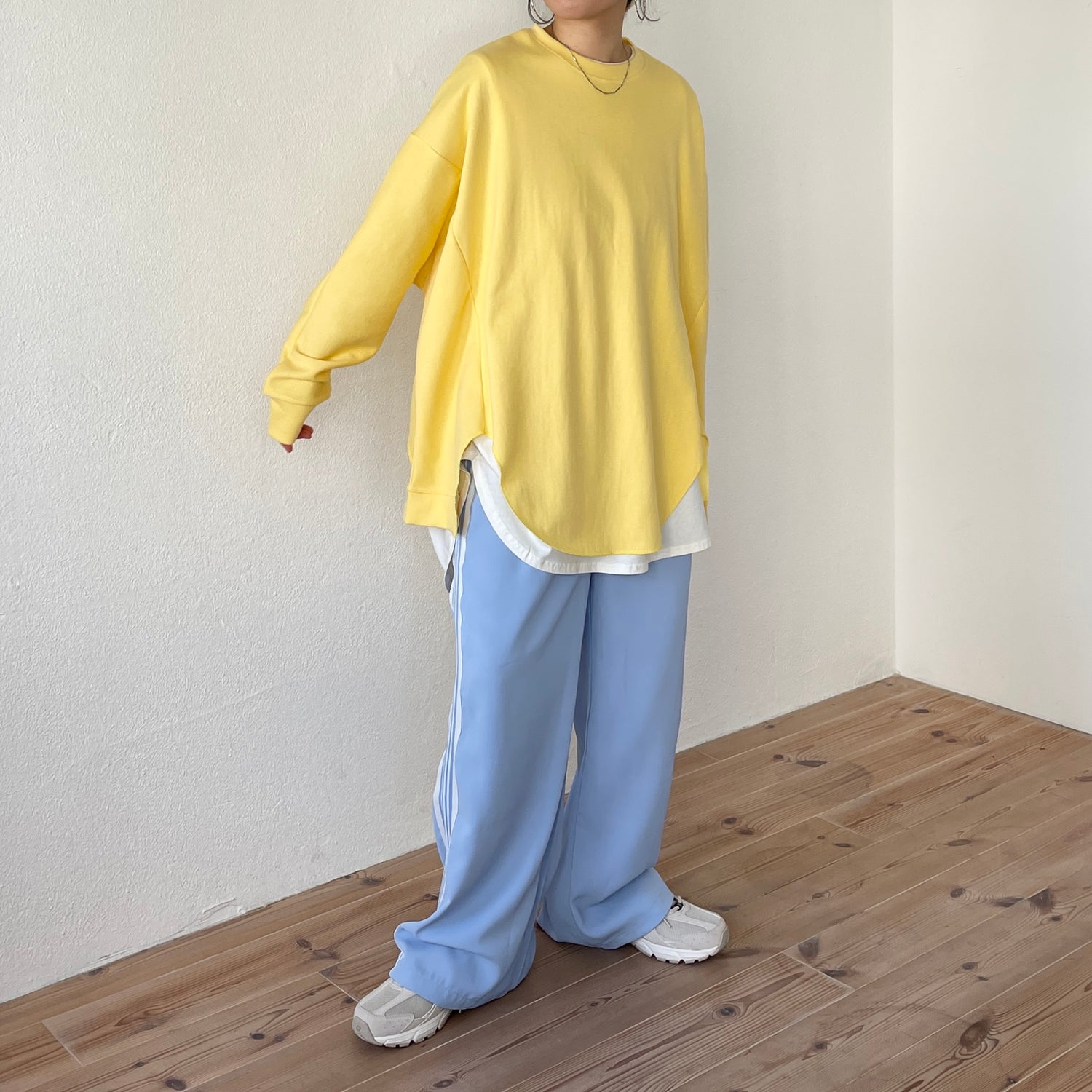 asymmetry design sweat / milky yellow