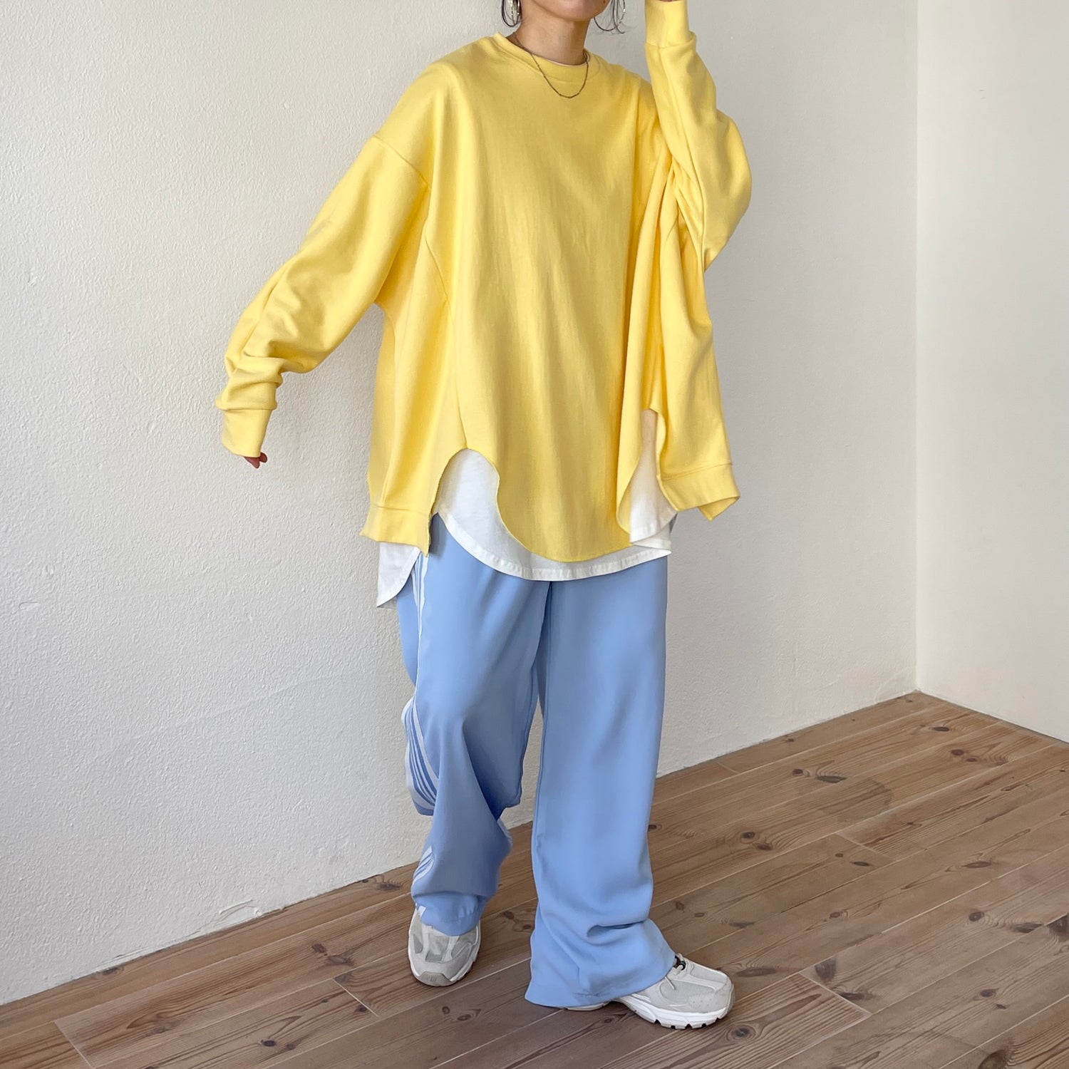 asymmetry design sweat / milky yellow