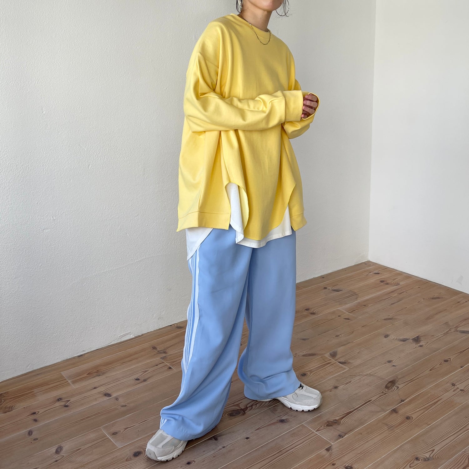 asymmetry design sweat / milky yellow