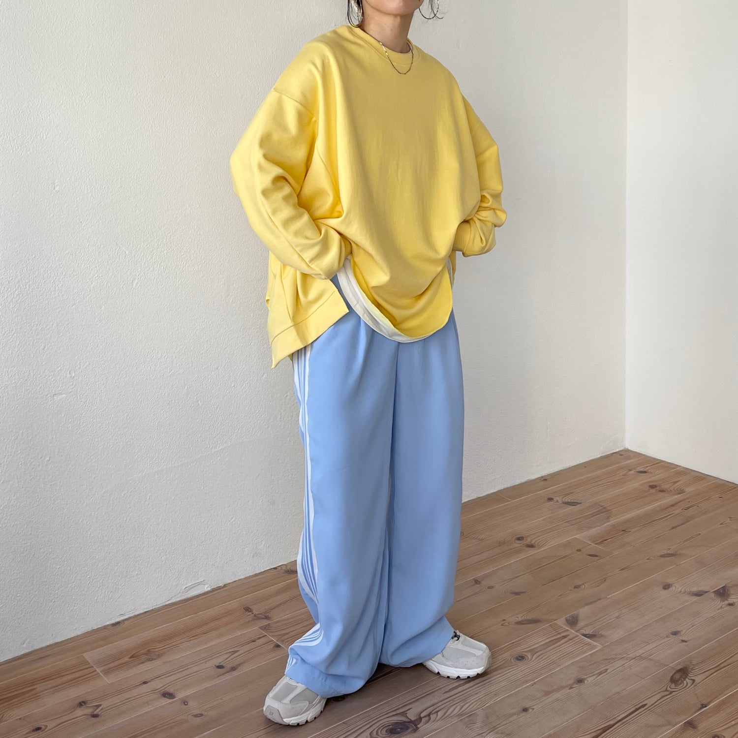 asymmetry design sweat / milky yellow