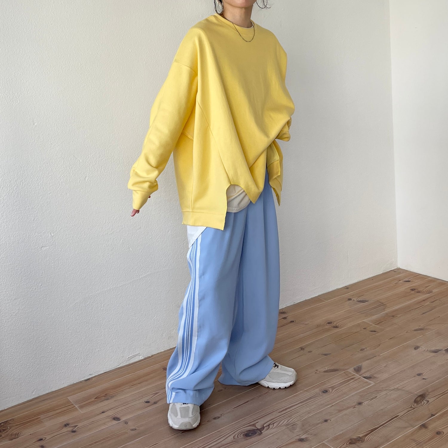 asymmetry design sweat / milky yellow