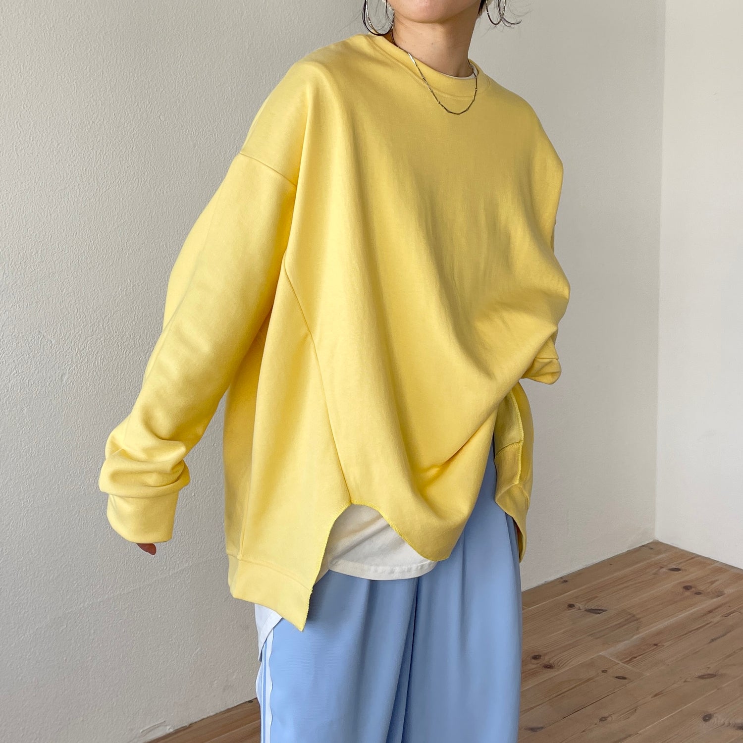 asymmetry design sweat / milky yellow