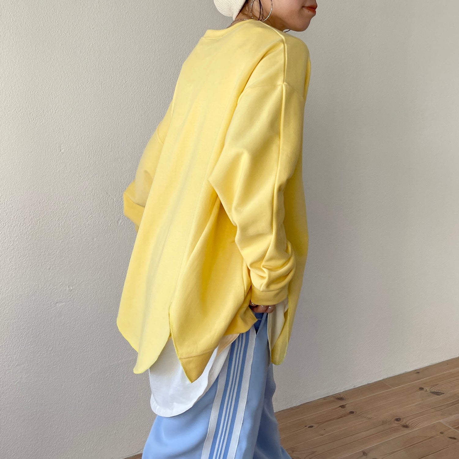 asymmetry design sweat / milky yellow